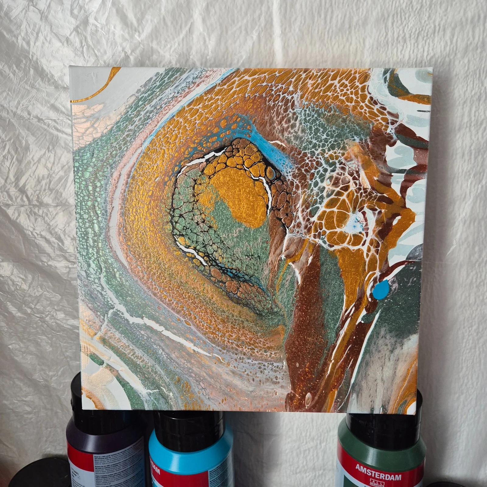 Zážitkové malování metodou fluid art: workshopy barvení podtácků, hodin i obrazů
