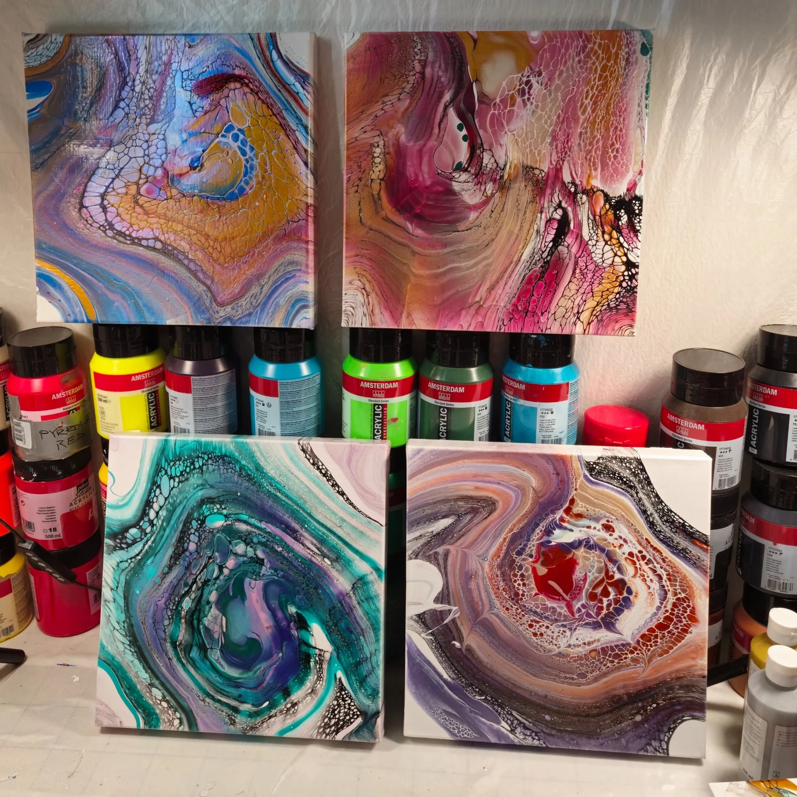 Zážitkové malování metodou fluid art: workshopy barvení podtácků, hodin i obrazů