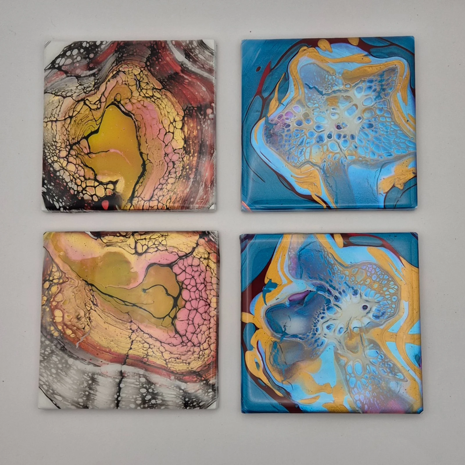 Zážitkové malování metodou fluid art: workshopy barvení podtácků, hodin i obrazů