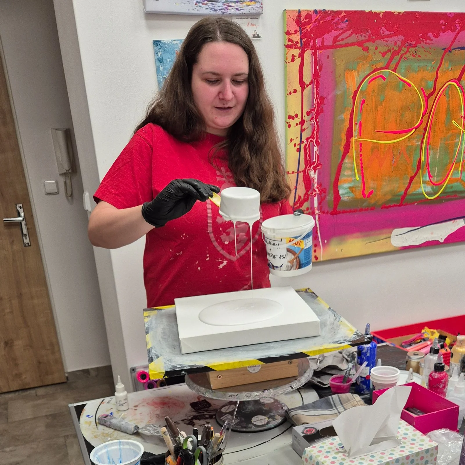 Zážitkové malování metodou fluid art: workshopy barvení podtácků, hodin i obrazů