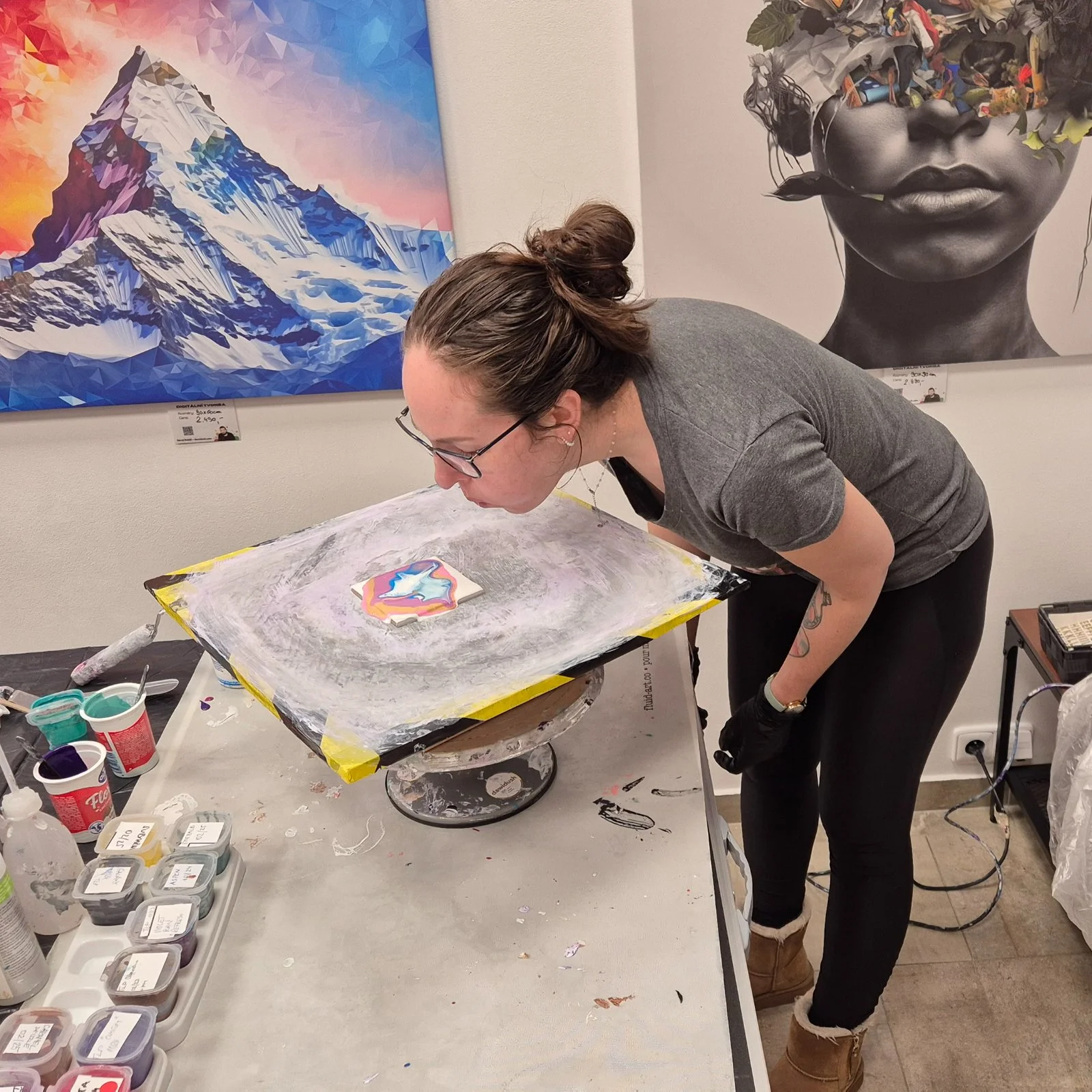 Zážitkové malování metodou fluid art: workshopy barvení podtácků, hodin i obrazů