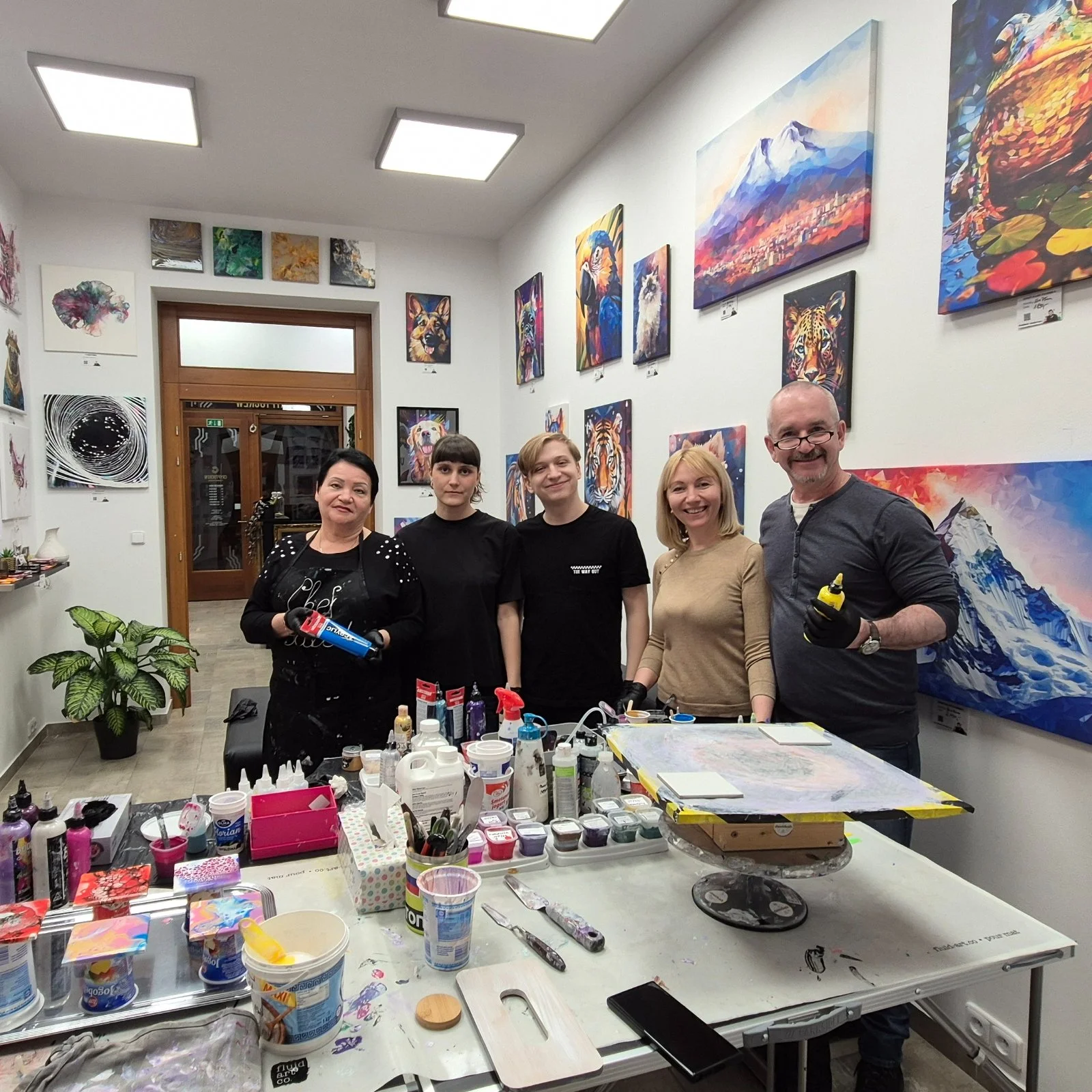Zážitkové malování metodou fluid art: workshopy barvení podtácků, hodin i obrazů