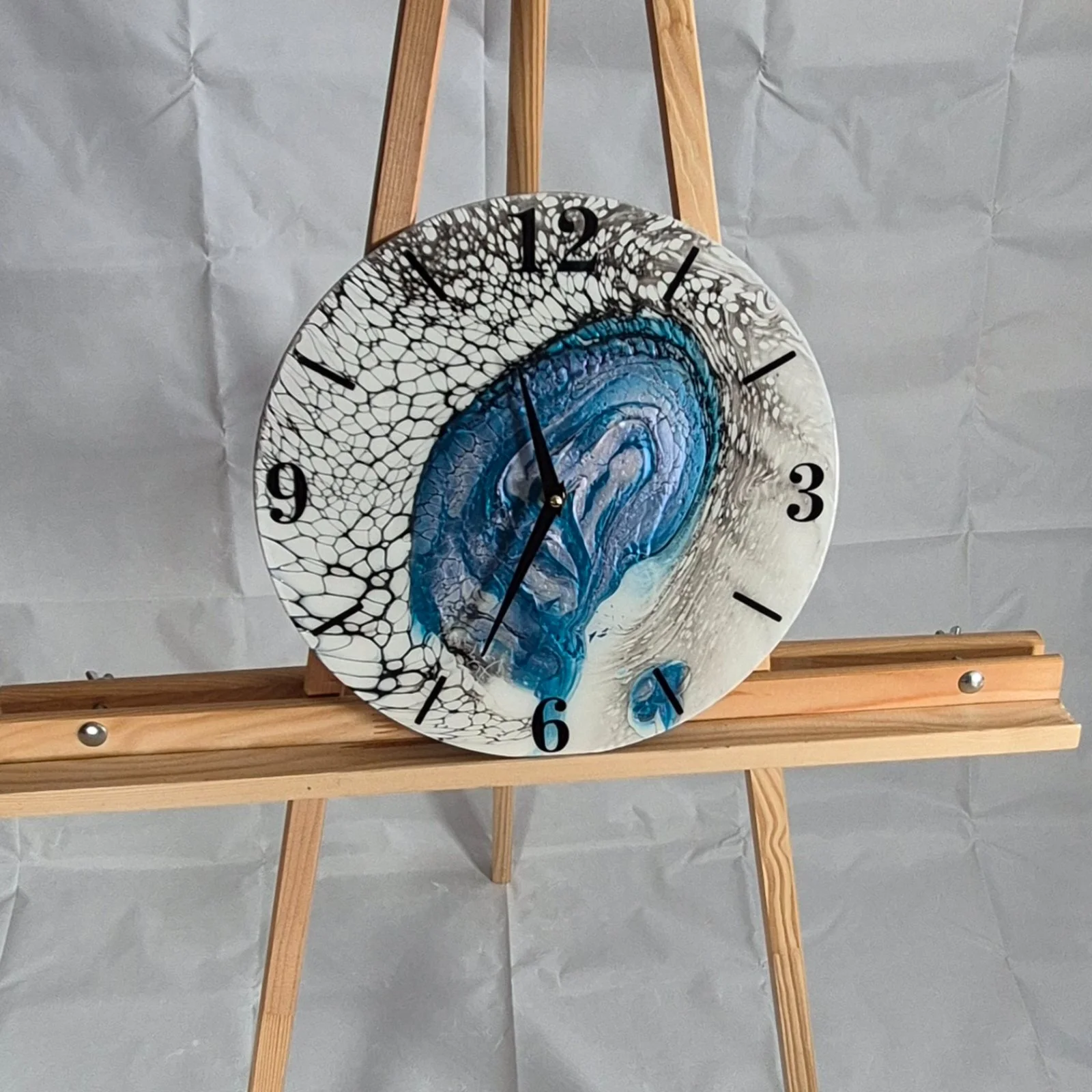 Zážitkové malování metodou fluid art: workshopy barvení podtácků, hodin i obrazů