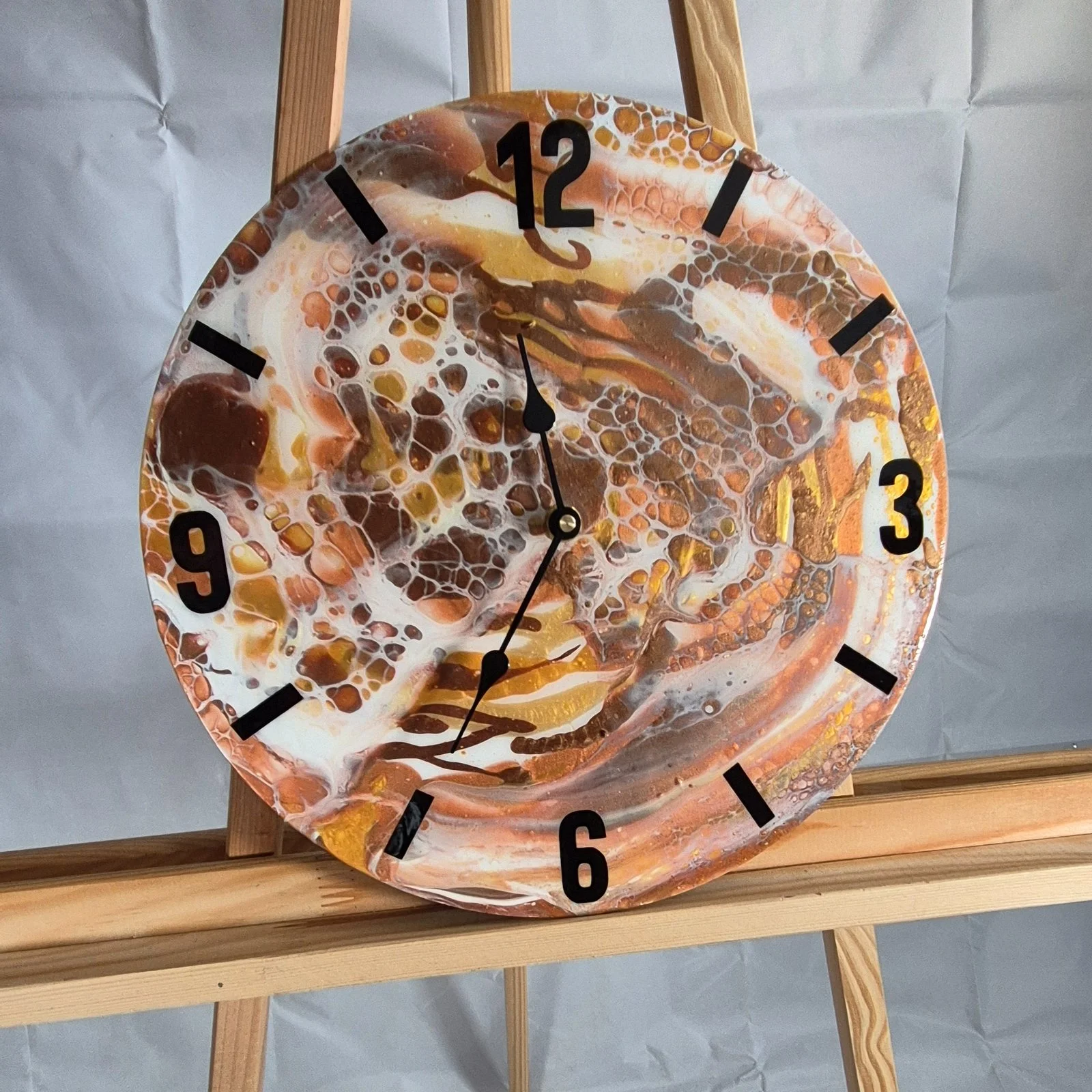 Zážitkové malování metodou fluid art: workshopy barvení podtácků, hodin i obrazů