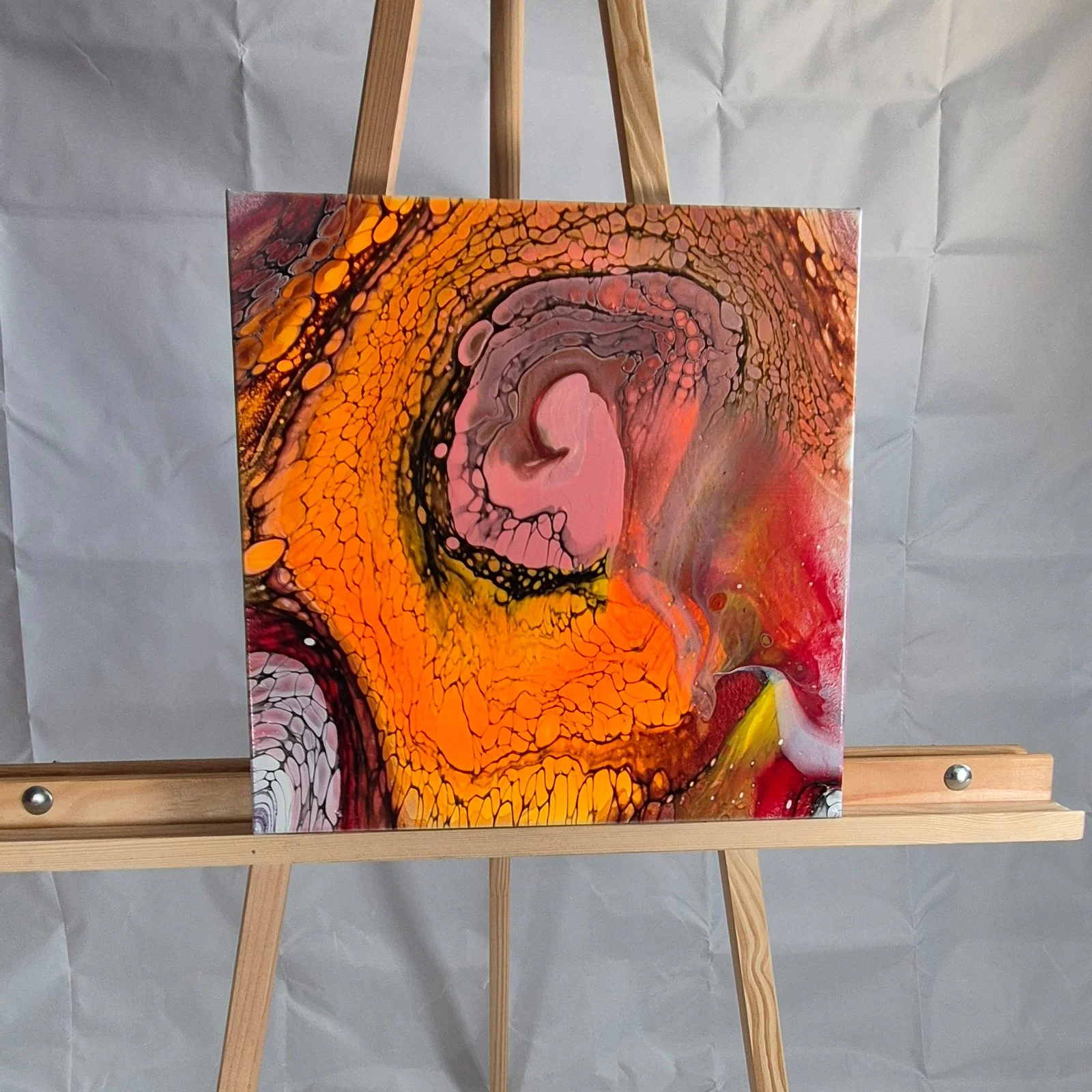 Zážitkové malování metodou fluid art: workshopy barvení podtácků, hodin i obrazů