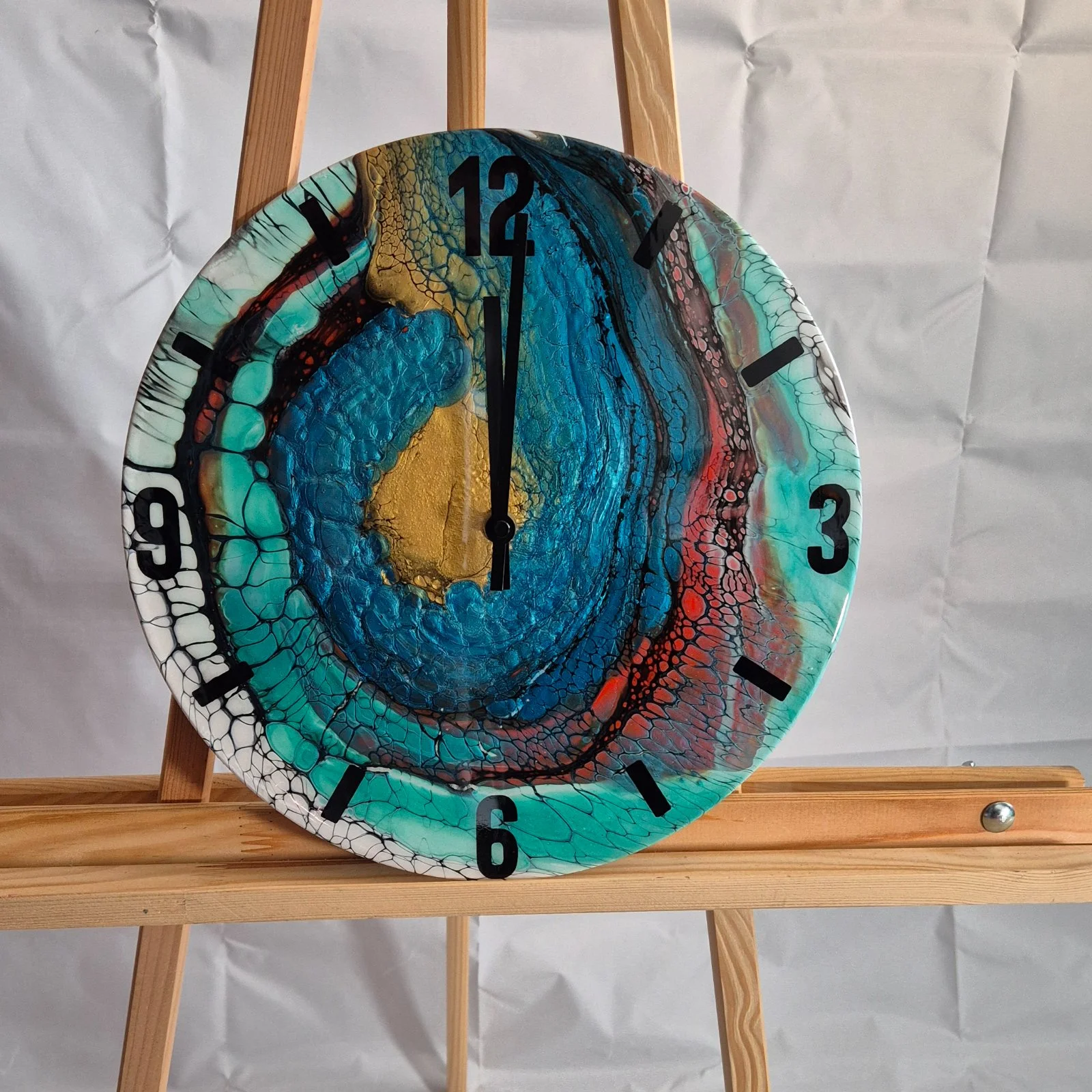 Zážitkové malování metodou fluid art: workshopy barvení podtácků, hodin i obrazů