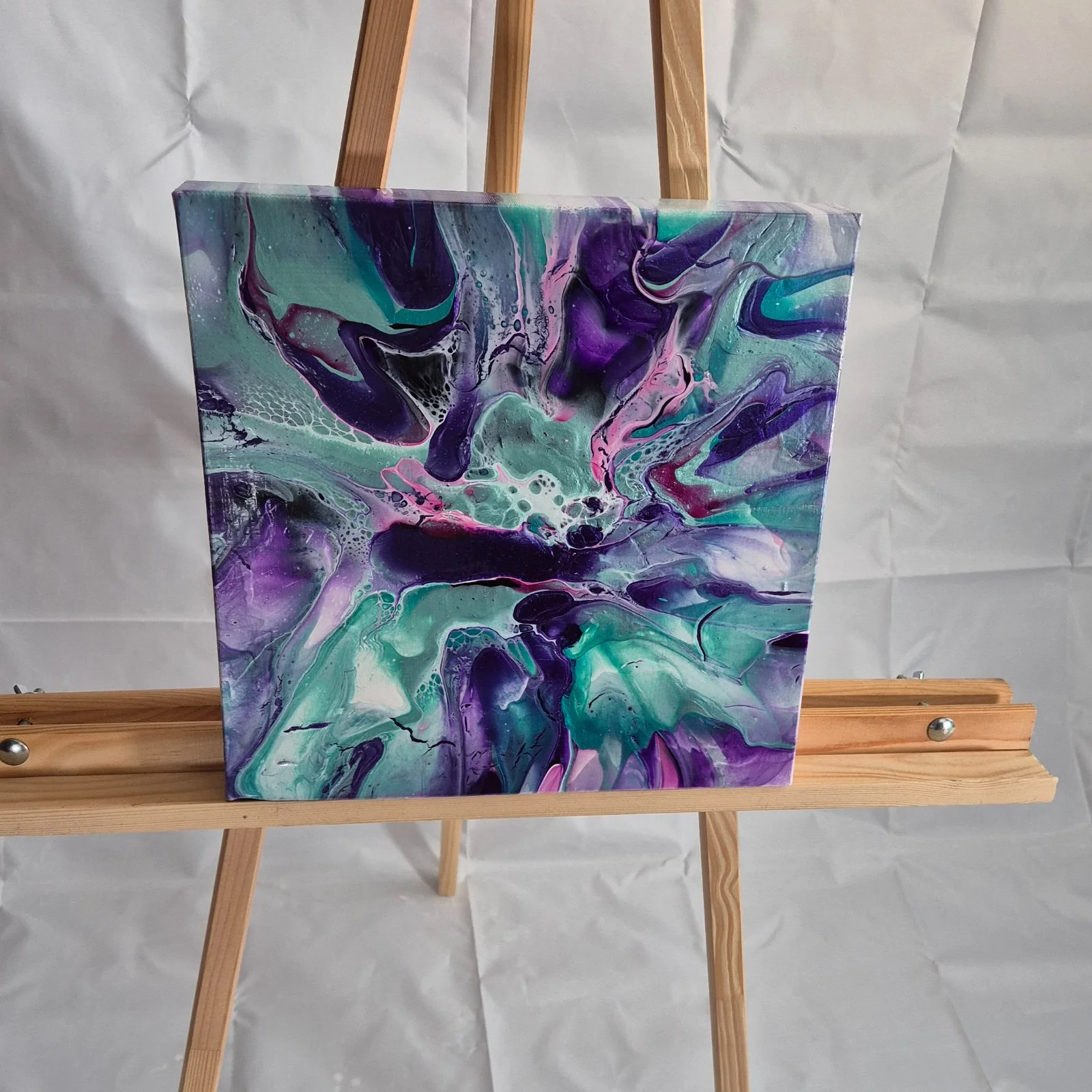 Zážitkové malování metodou fluid art: workshopy barvení podtácků, hodin i obrazů