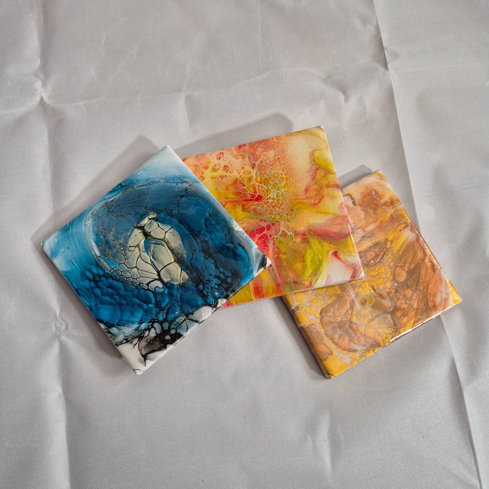 Zážitkové malování metodou fluid art: workshopy barvení podtácků, hodin i obrazů