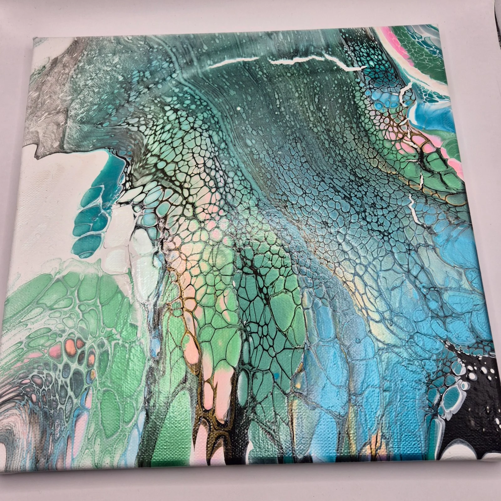 Zážitkové malování metodou fluid art: workshopy barvení podtácků, hodin i obrazů