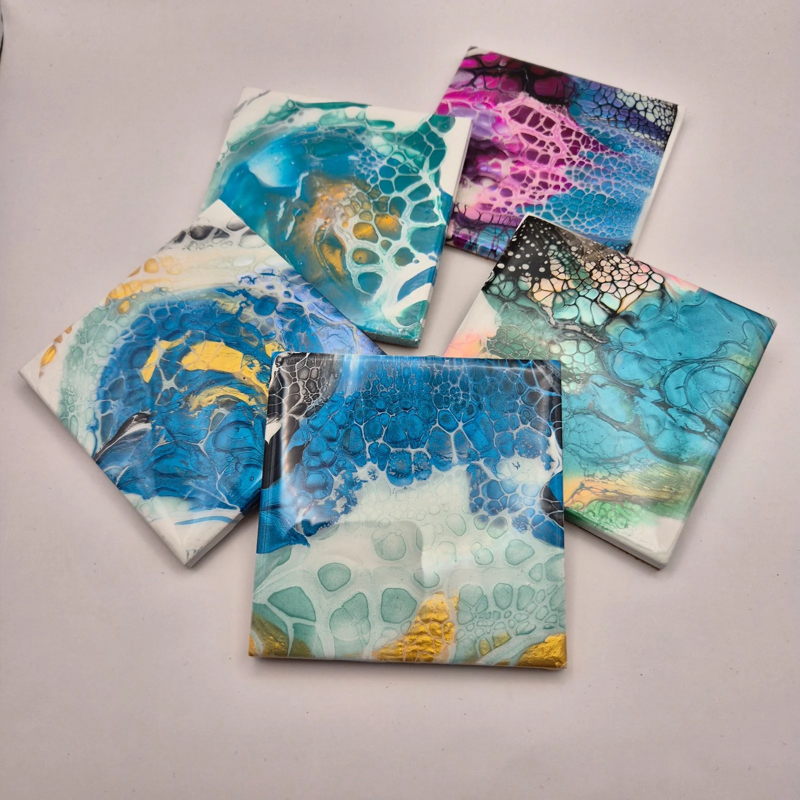 Zážitkové malování metodou fluid art: workshopy barvení podtácků, hodin i obrazů