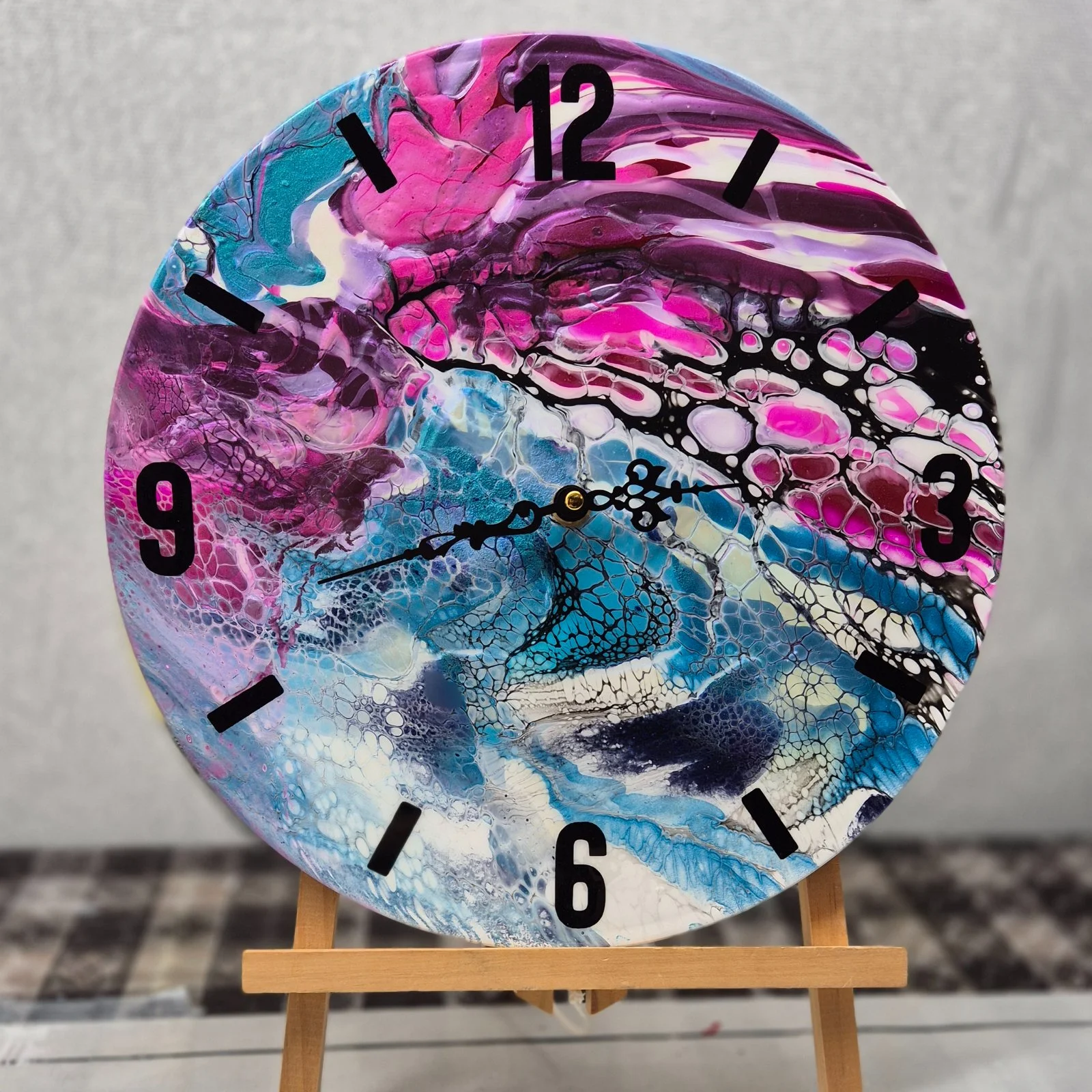 Zážitkové malování metodou fluid art: workshopy barvení podtácků, hodin i obrazů