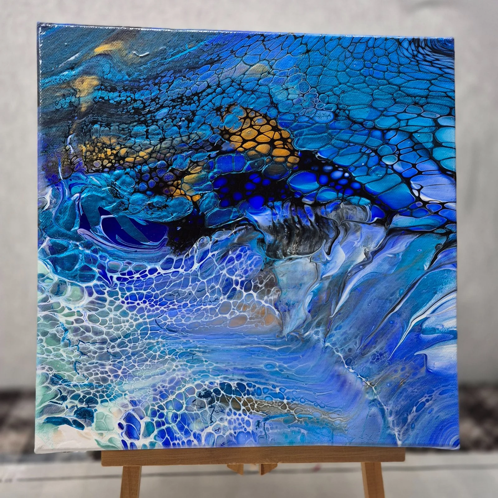 Zážitkové malování metodou fluid art: workshopy barvení podtácků, hodin i obrazů