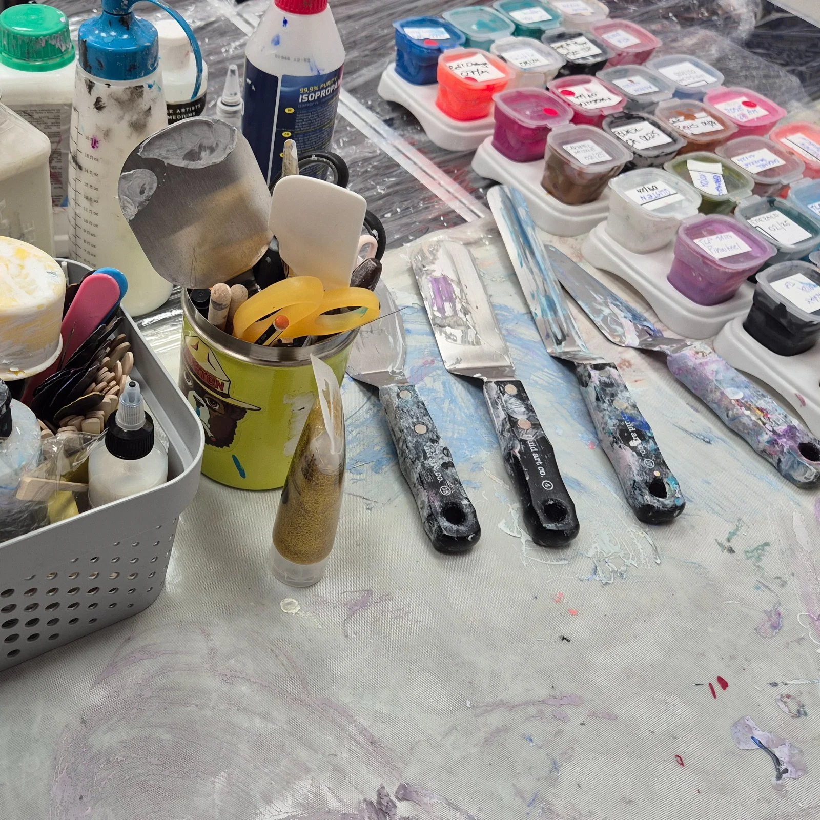 Zážitkové malování metodou fluid art: workshopy barvení podtácků, hodin i obrazů