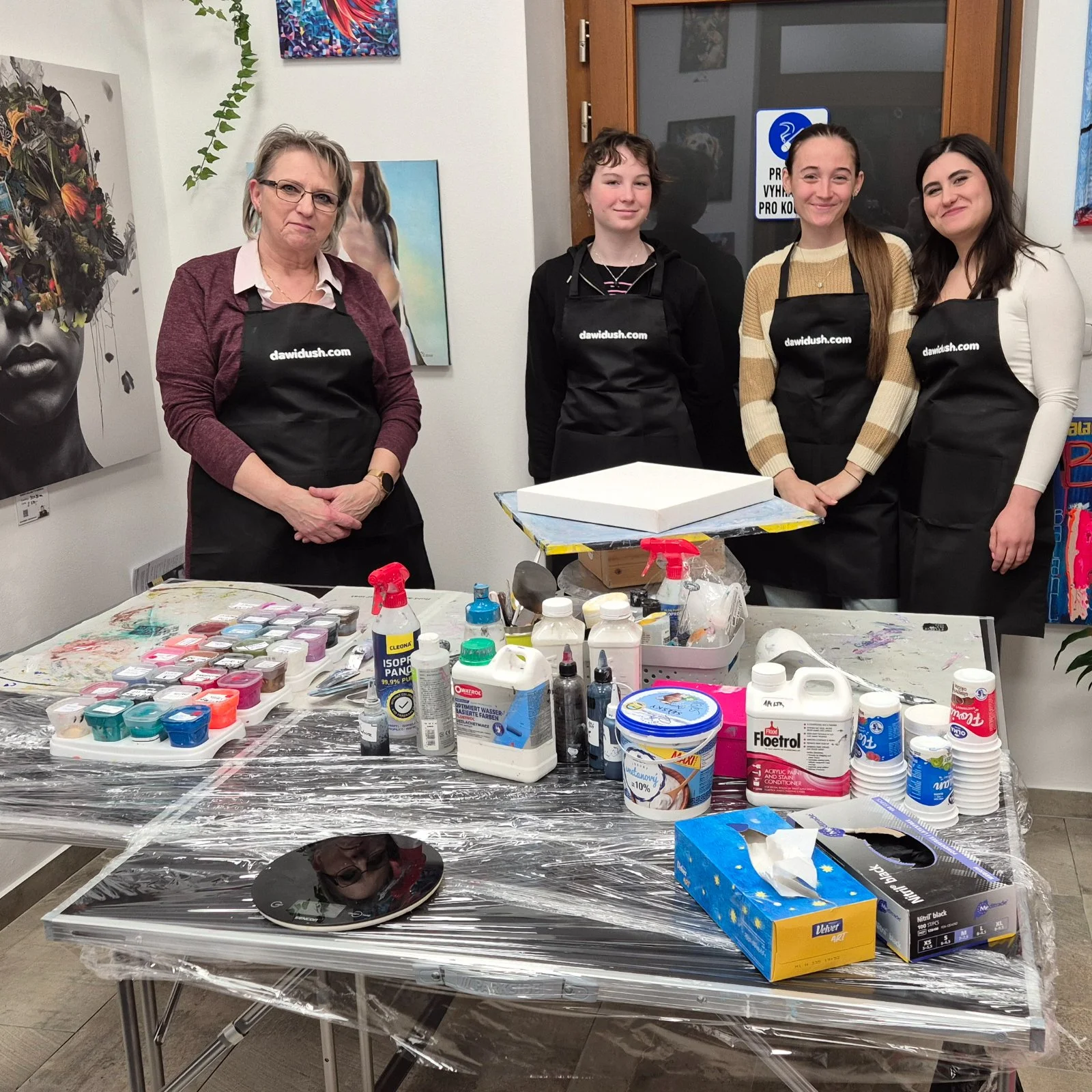 Zážitkové malování metodou fluid art: workshopy barvení podtácků, hodin i obrazů