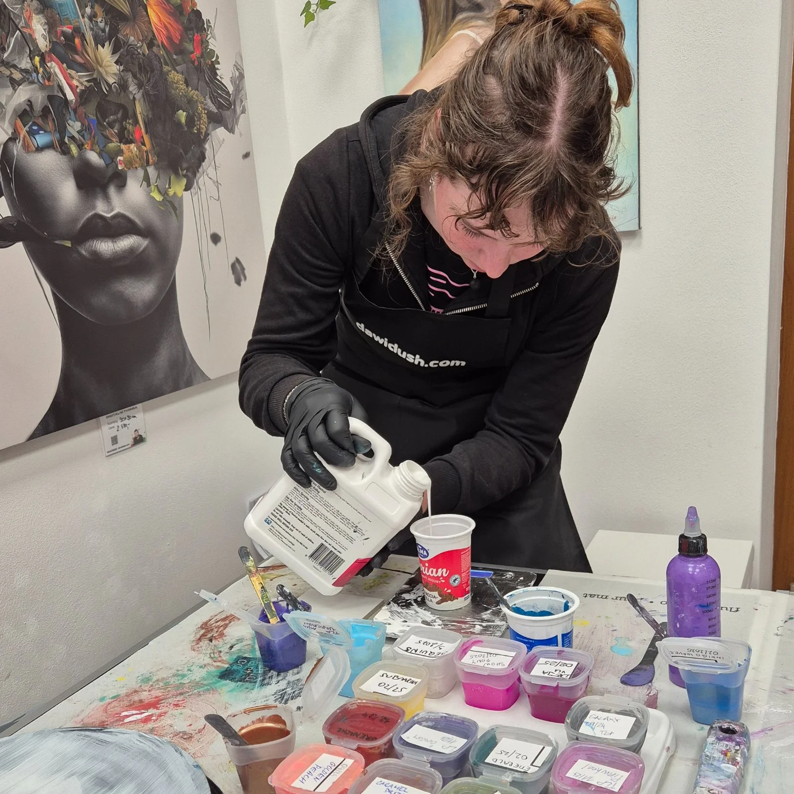 Zážitkové malování metodou fluid art: workshopy barvení podtácků, hodin i obrazů