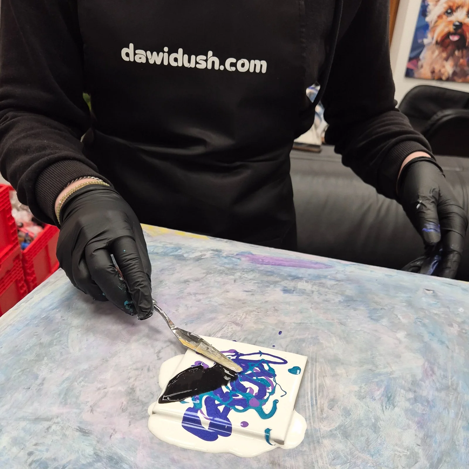 Zážitkové malování metodou fluid art: workshopy barvení podtácků, hodin i obrazů