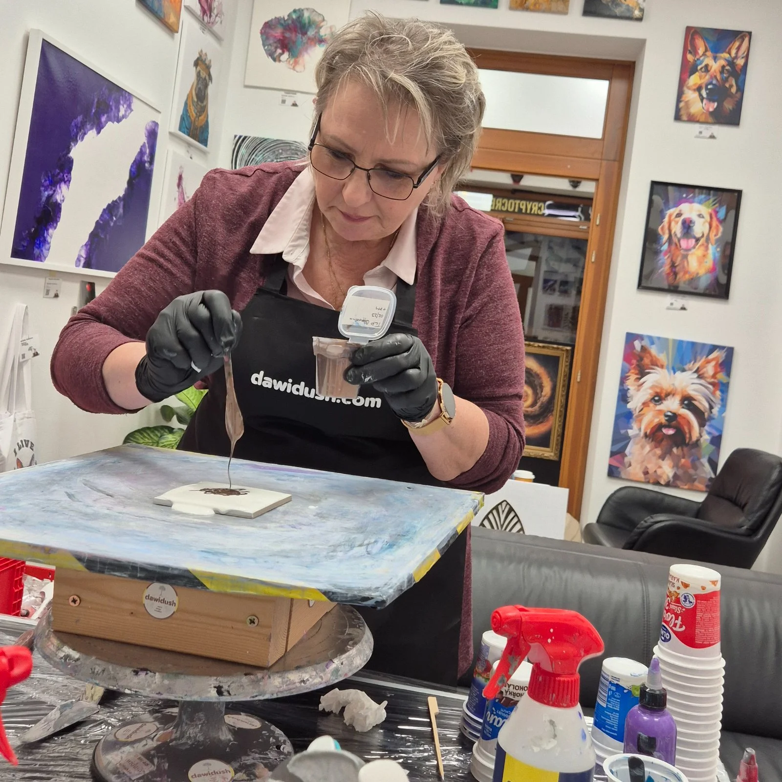 Zážitkové malování metodou fluid art: workshopy barvení podtácků, hodin i obrazů