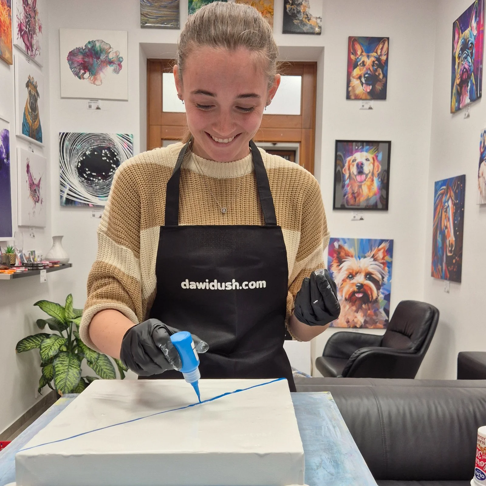 Zážitkové malování metodou fluid art: workshopy barvení podtácků, hodin i obrazů