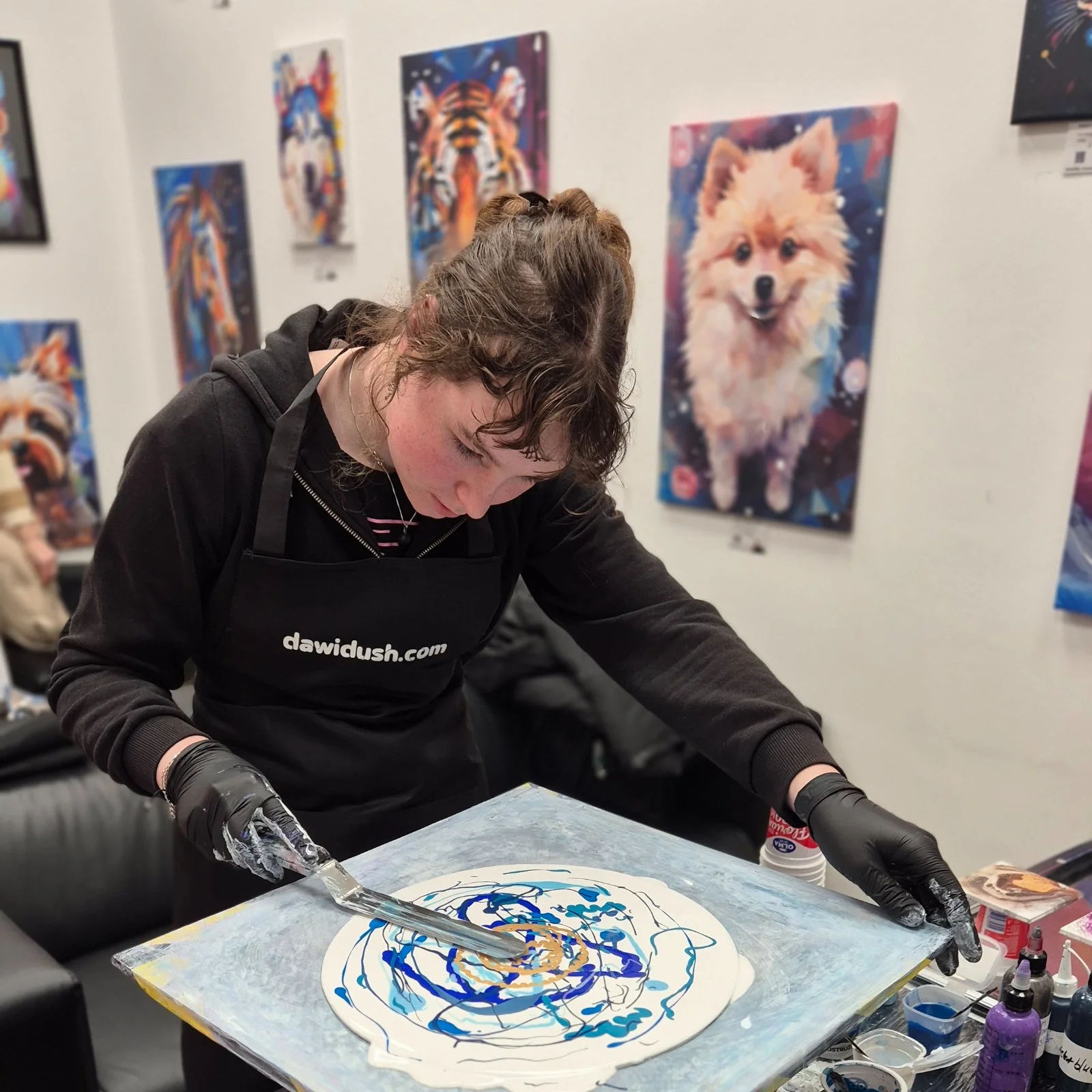 Zážitkové malování metodou fluid art: workshopy barvení podtácků, hodin i obrazů