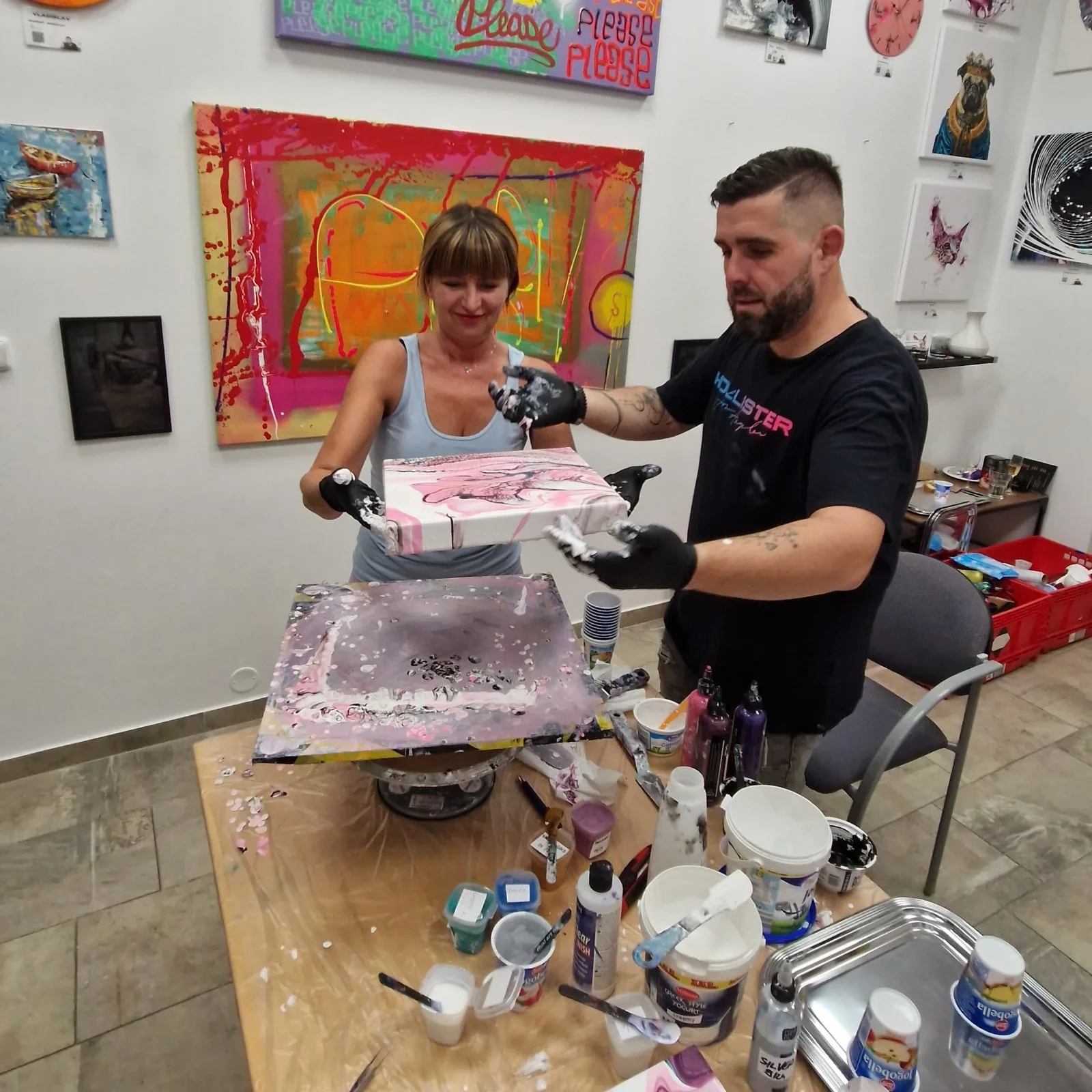 Zážitkové malování metodou fluid art: workshopy barvení podtácků, hodin i obrazů