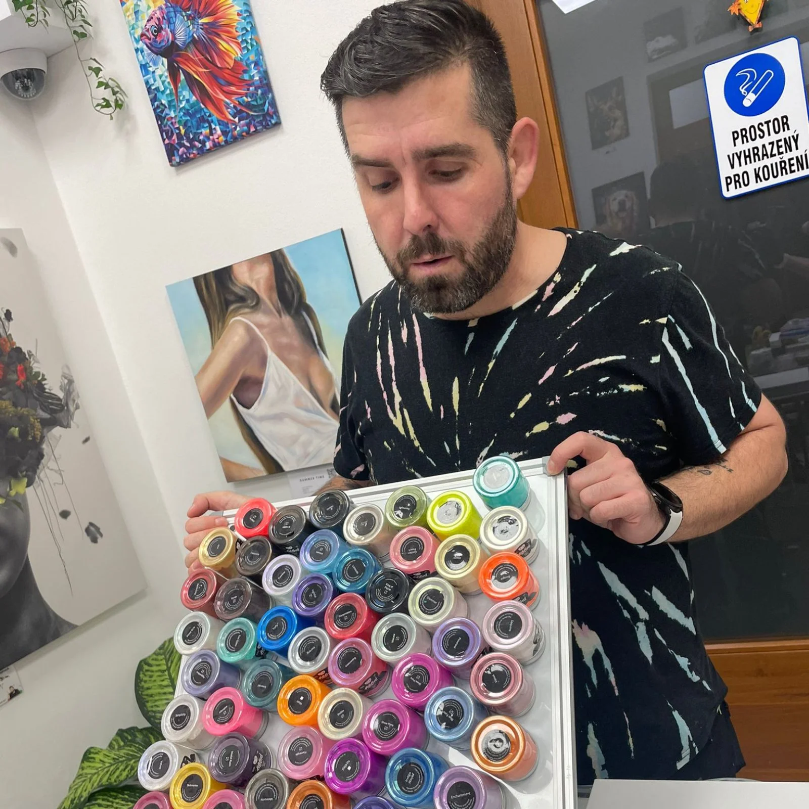 Zážitkové malování metodou fluid art: workshopy barvení podtácků, hodin i obrazů