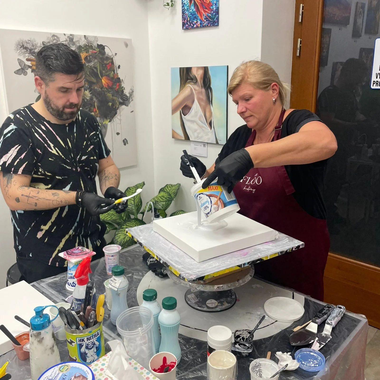 Zážitkové malování metodou fluid art: workshopy barvení podtácků, hodin i obrazů