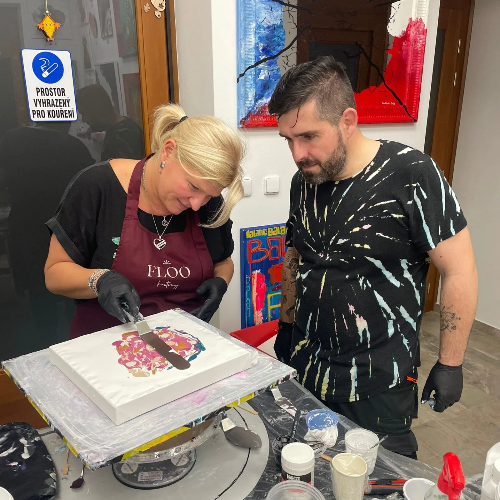Zážitkové malování metodou fluid art: workshopy barvení podtácků, hodin i obrazů