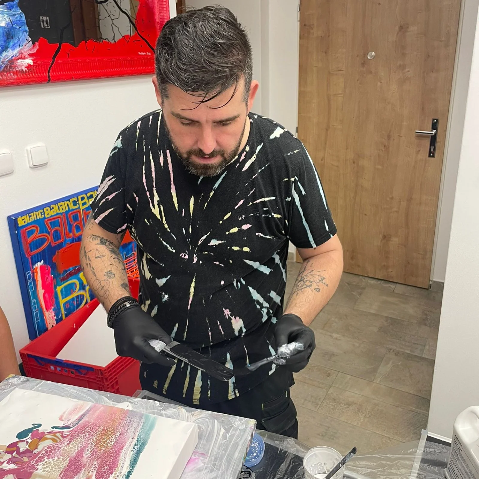 Zážitkové malování metodou fluid art: workshopy barvení podtácků, hodin i obrazů