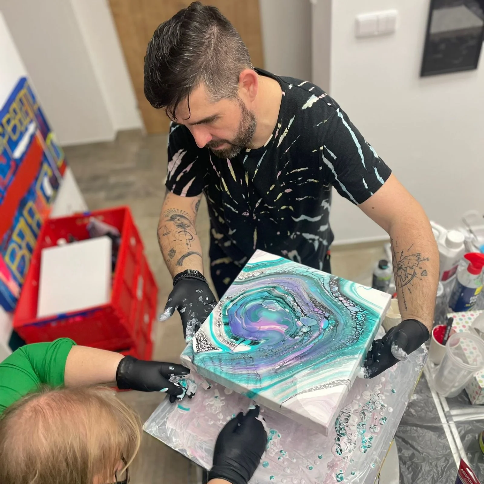 Zážitkové malování metodou fluid art: workshopy barvení podtácků, hodin i obrazů