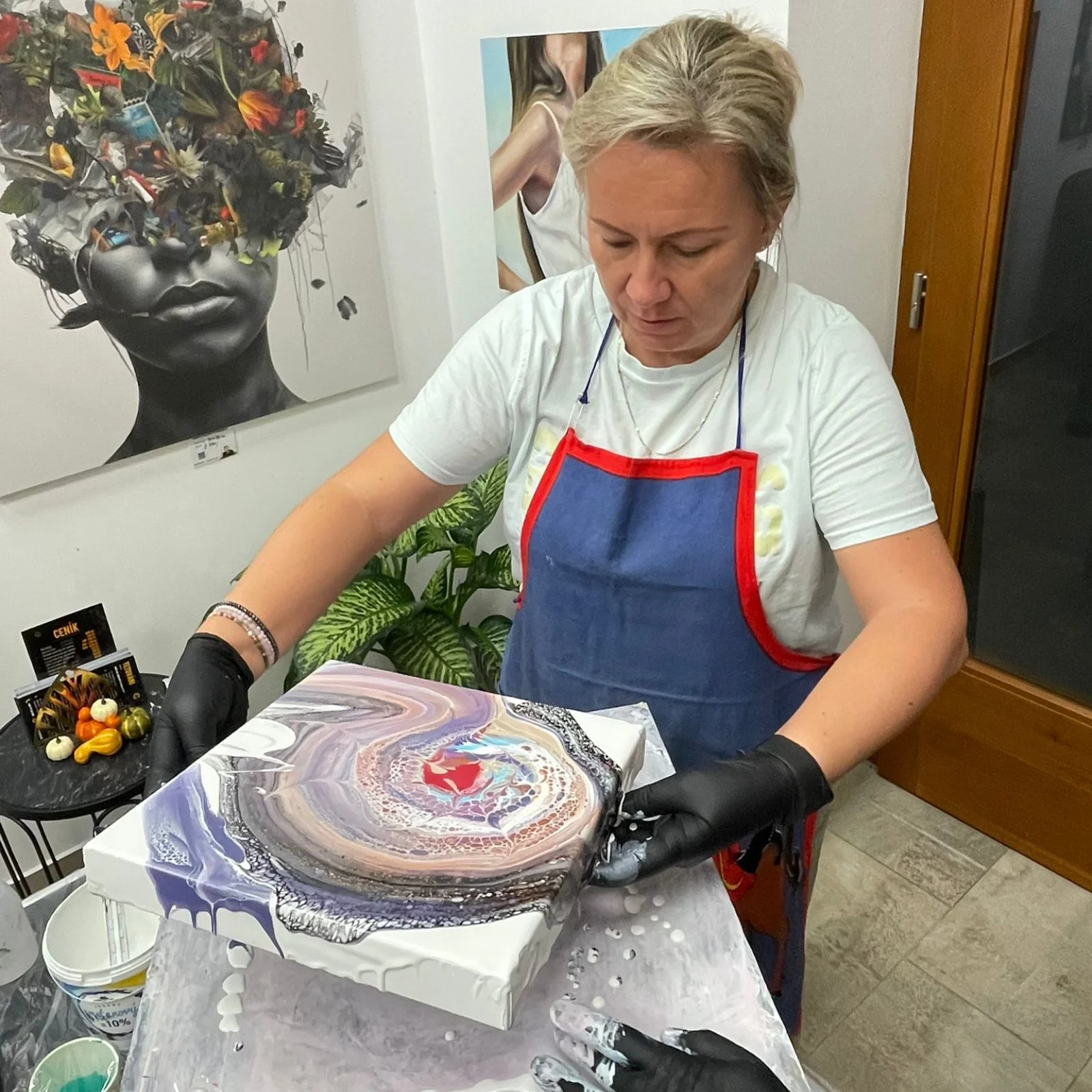 Zážitkové malování metodou fluid art: workshopy barvení podtácků, hodin i obrazů