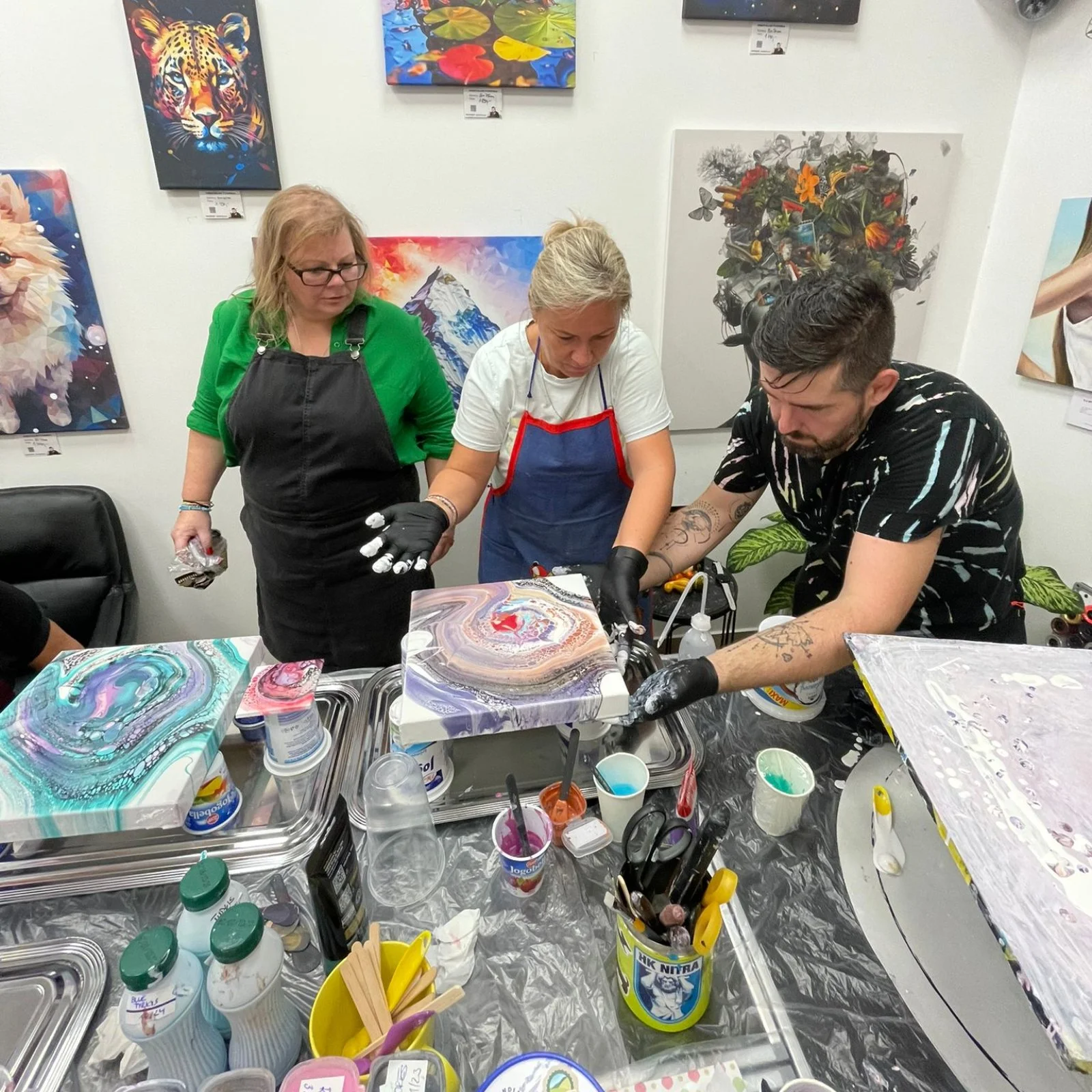 Zážitkové malování metodou fluid art: workshopy barvení podtácků, hodin i obrazů