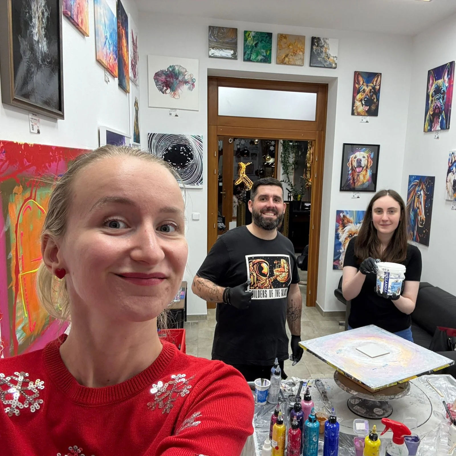 Zážitkové malování metodou fluid art: workshopy barvení podtácků, hodin i obrazů