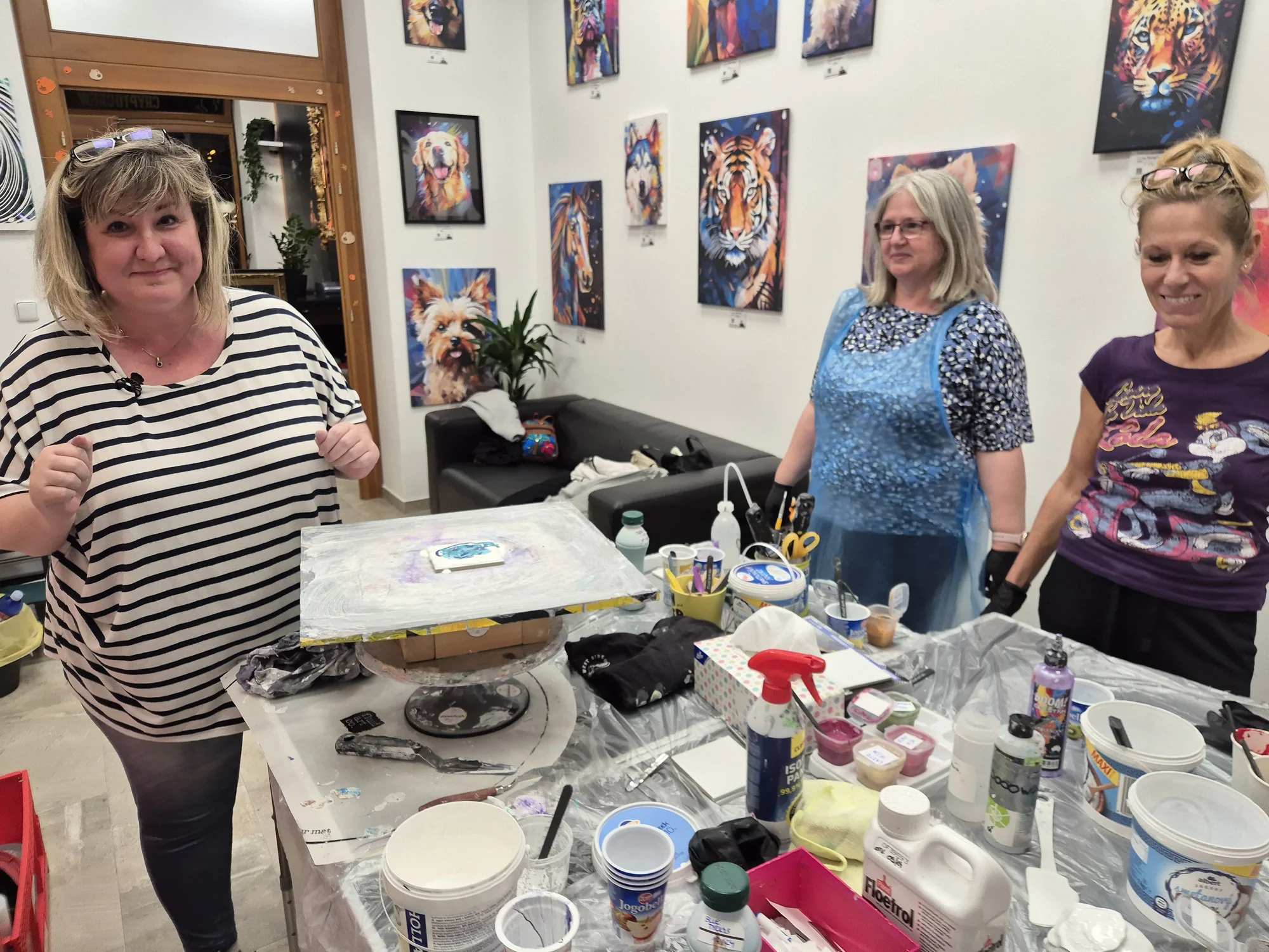 Zážitkové malování metodou fluid art: workshopy barvení podtácků, hodin i obrazů