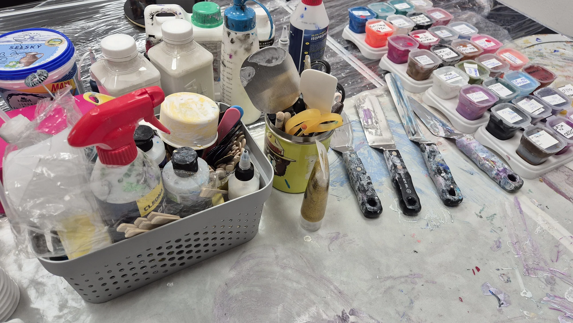 Zážitkové malování metodou fluid art: workshopy barvení podtácků, hodin i obrazů