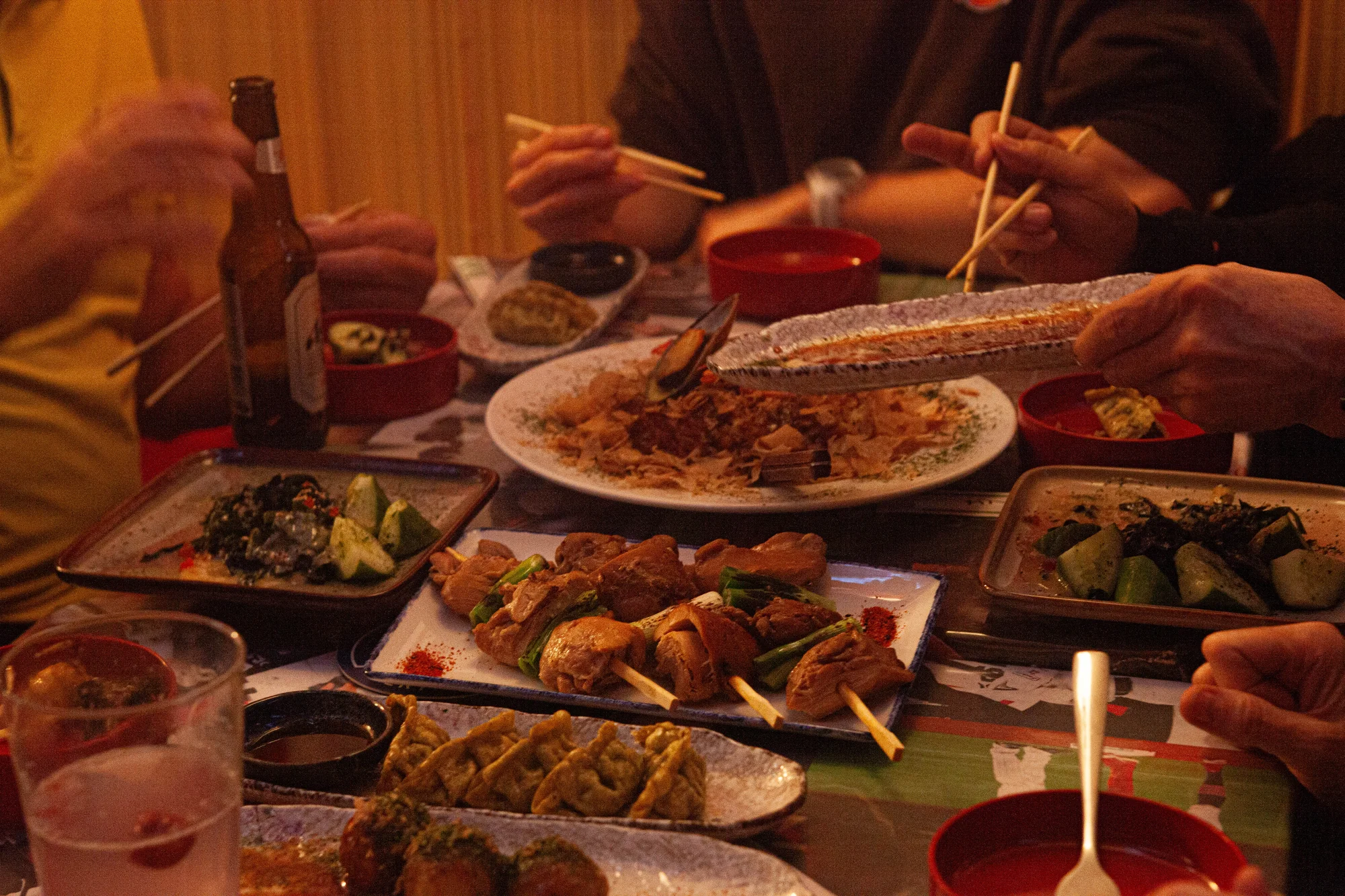Autentické japonské menu v tradiční hospodě: rybí vývar, okonomiyaki i nápoj
