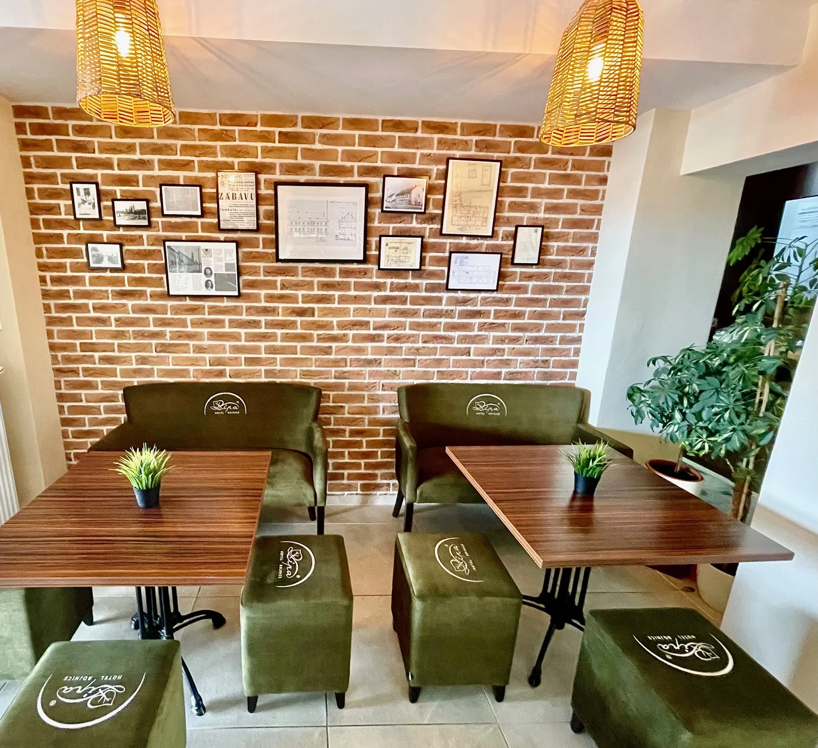 Pobyt ve 3* hotelu v Bojnicích kousek od zámku: snídaně i láhev vína