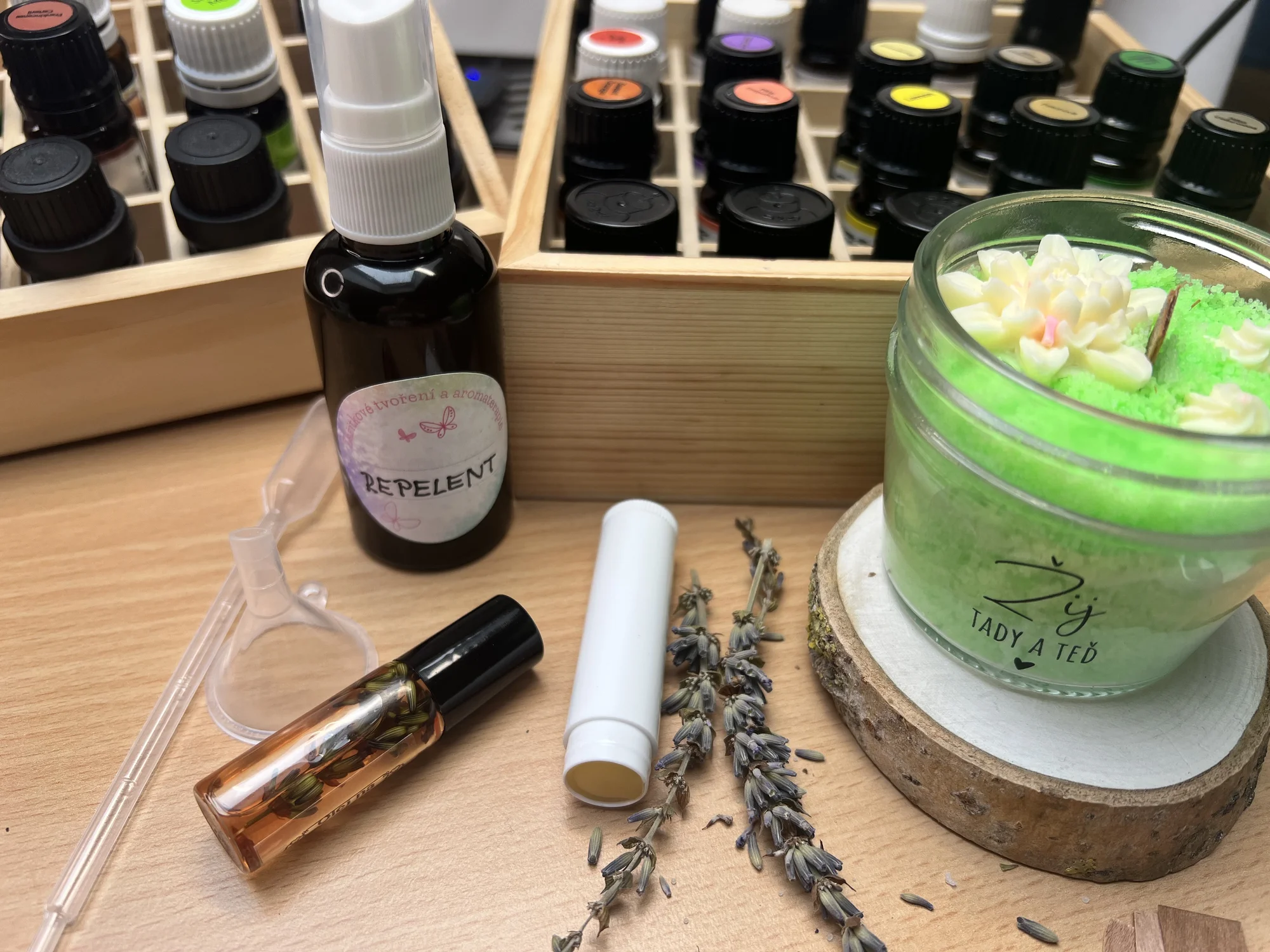 Dvouhodinový workshop na výrobu přírodního repelentního balíčku: svíčka, roll-on i balzám na štípance