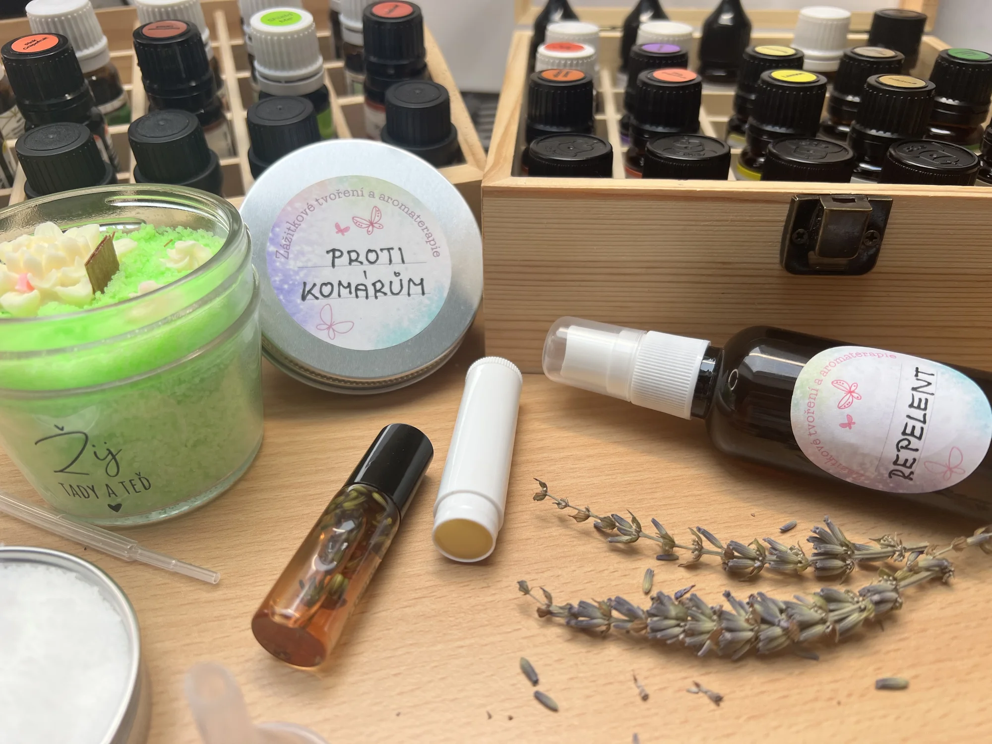 Dvouhodinový workshop na výrobu přírodního repelentního balíčku: svíčka, roll-on i balzám na štípance
