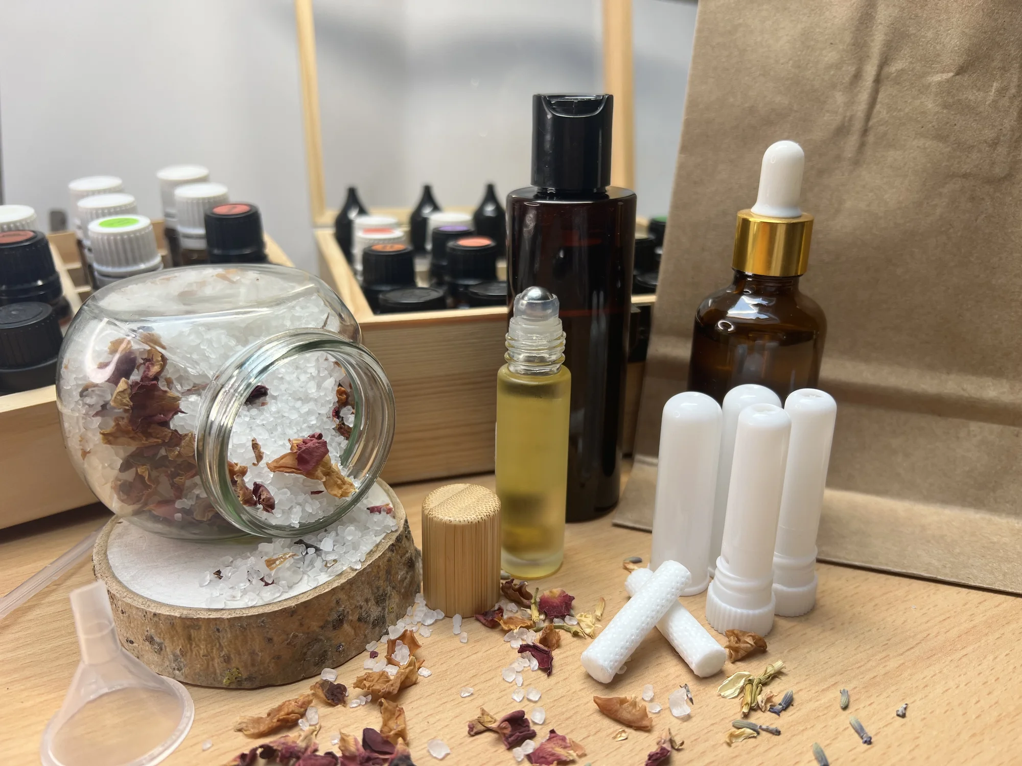 Čtyřhodinový workshop aromaterapie v praxi, vč. výroby vlastní aromaterapeutické soli, sprchového oleje i osobního parfému