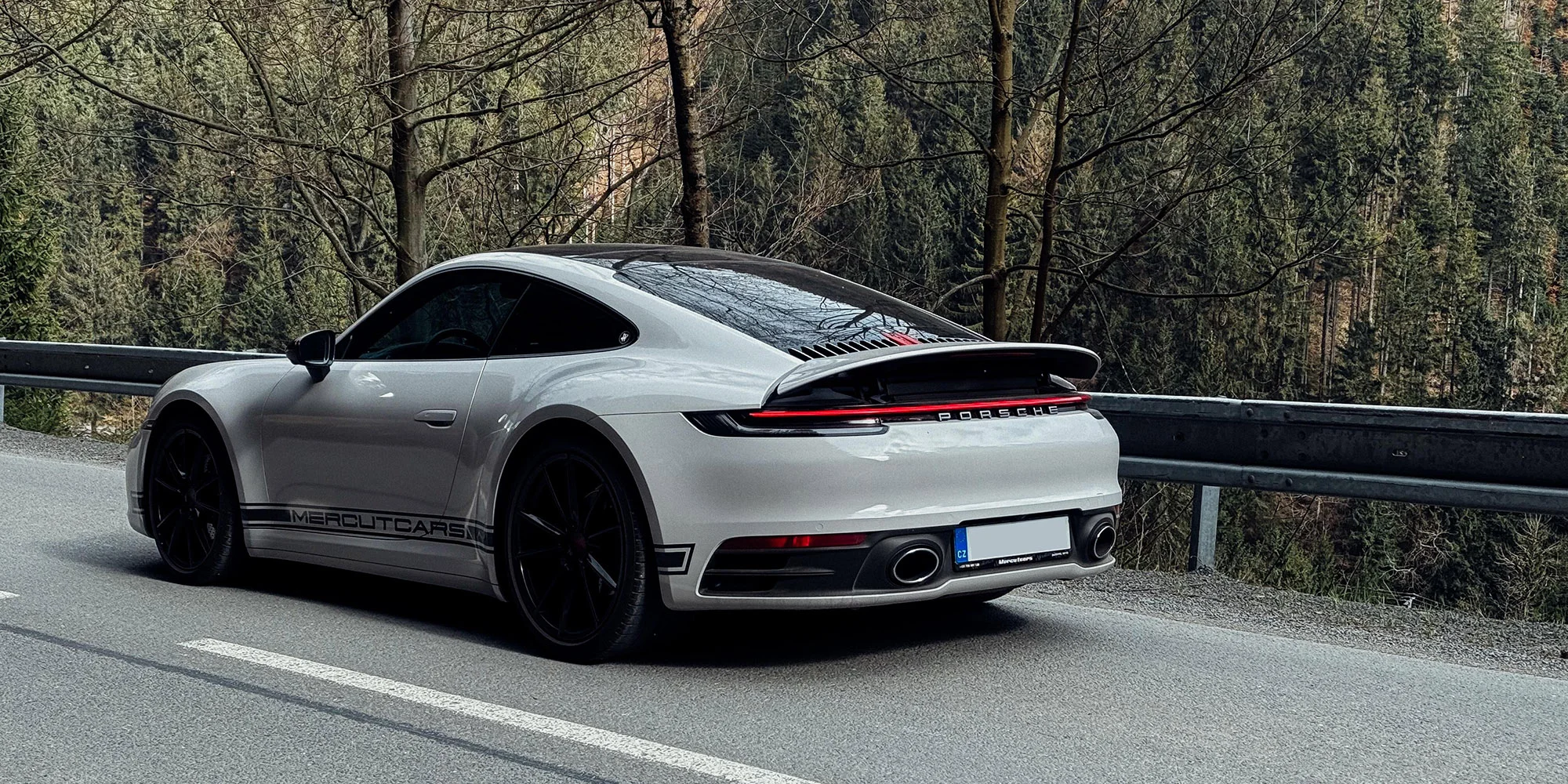 staňte se na 30 nebo 60 minut řidičem Porsche 911 s 1 spolujezdcem a bez instruktora