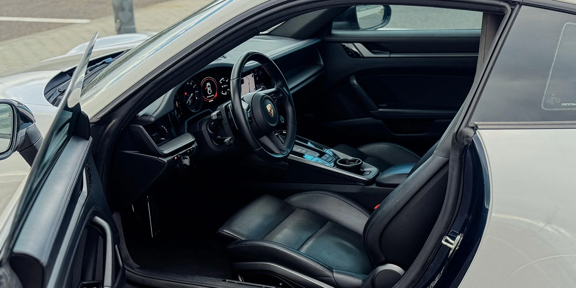 staňte se na 30 nebo 60 minut řidičem Porsche 911 s 1 spolujezdcem a bez instruktora