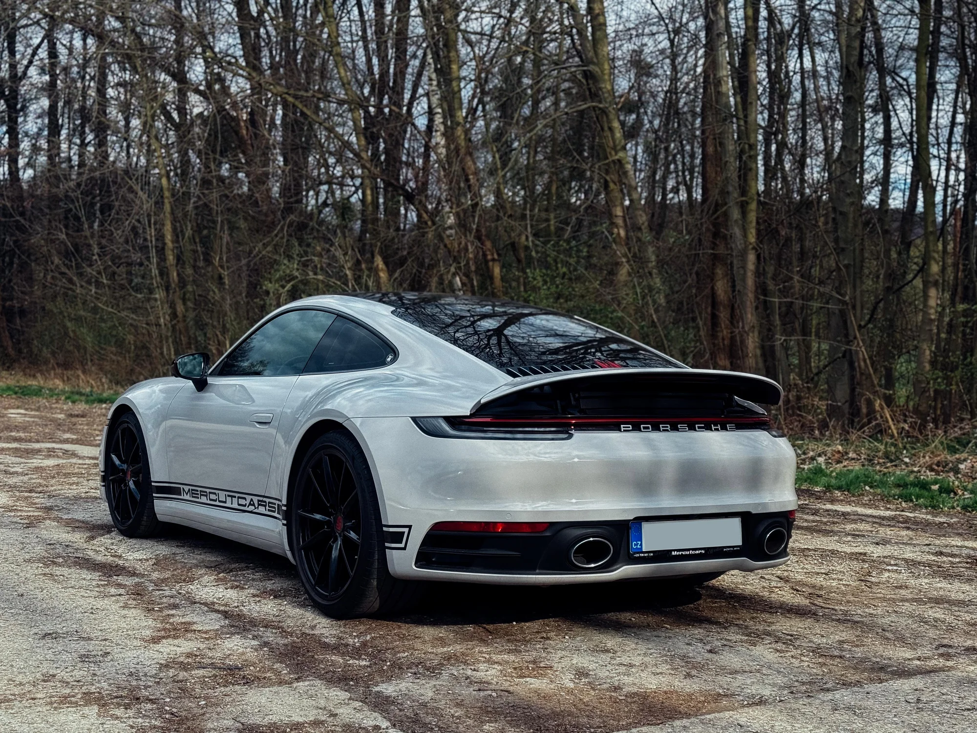 staňte se na 30 nebo 60 minut řidičem Porsche 911 s 1 spolujezdcem a bez instruktora