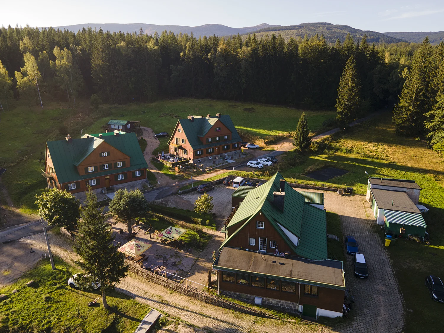 Chatová osada v polských Krkonoších: pokoje až pro 5 osob se snídaní, sauna