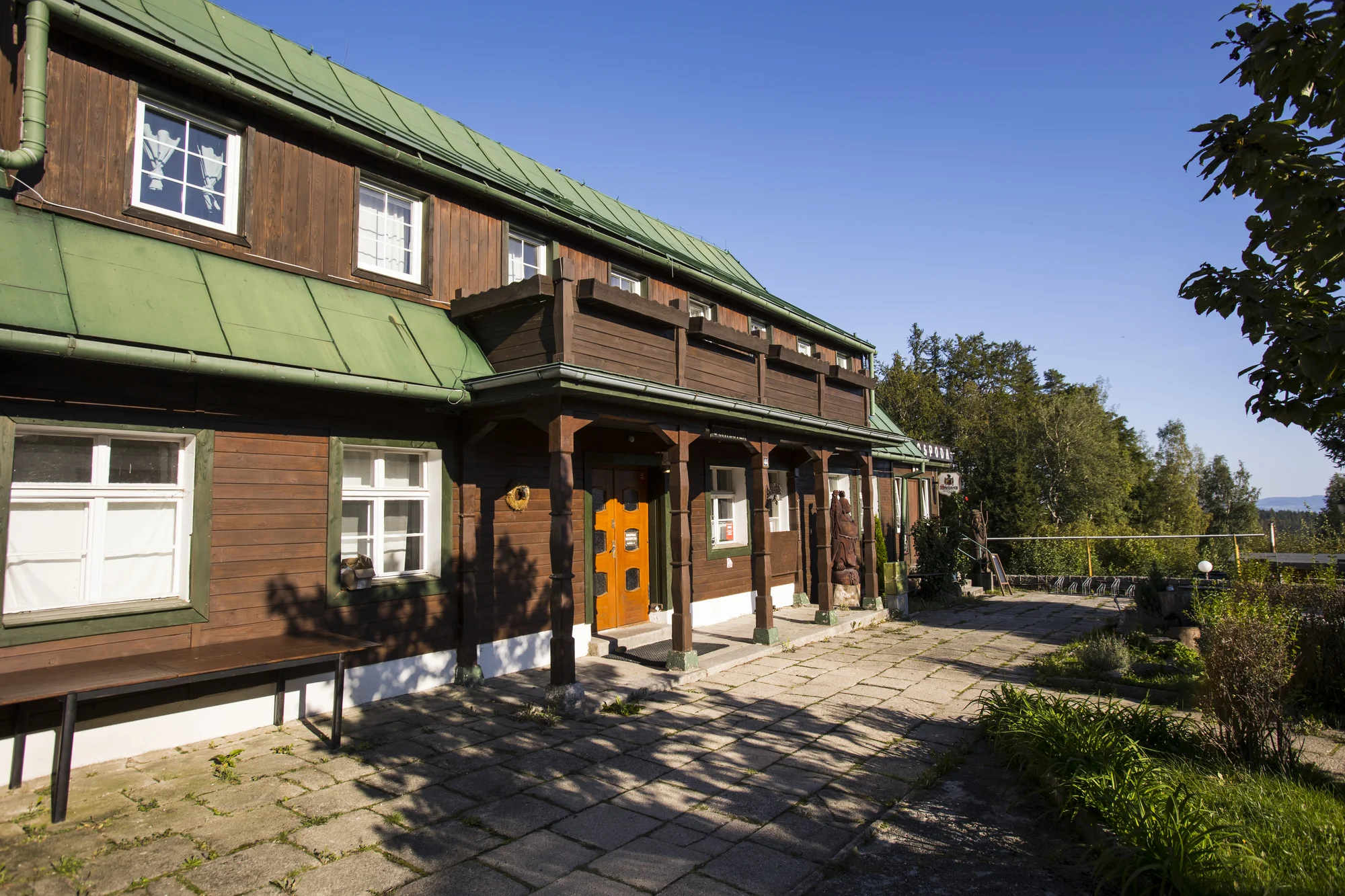 Chatová osada v polských Krkonoších: pokoje až pro 5 osob se snídaní, sauna