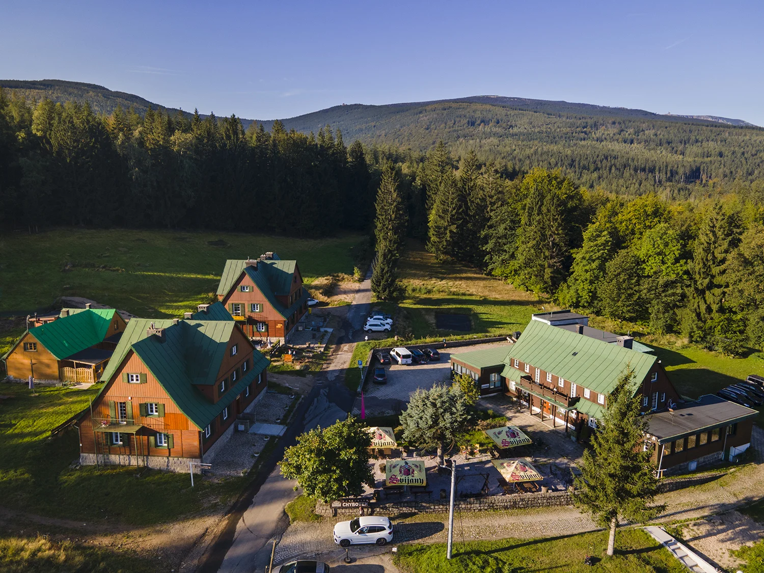 Chatová osada v polských Krkonoších: pokoje až pro 5 osob se snídaní, sauna