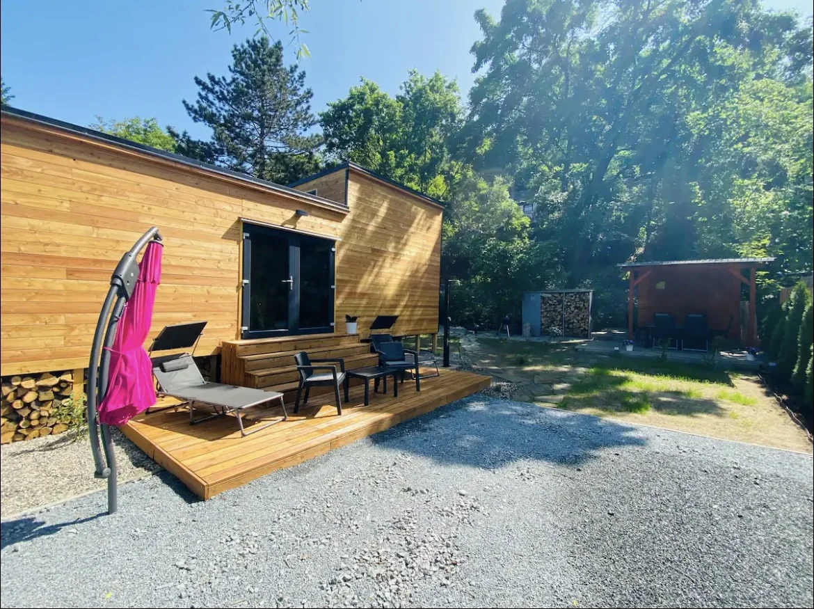 Glamping u Vltavy na dosah Prahy: domeček se saunou a venkovní terasa s grilem
