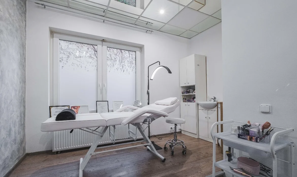 Suchá přístrojová pedikúra i s lakováním nehtů