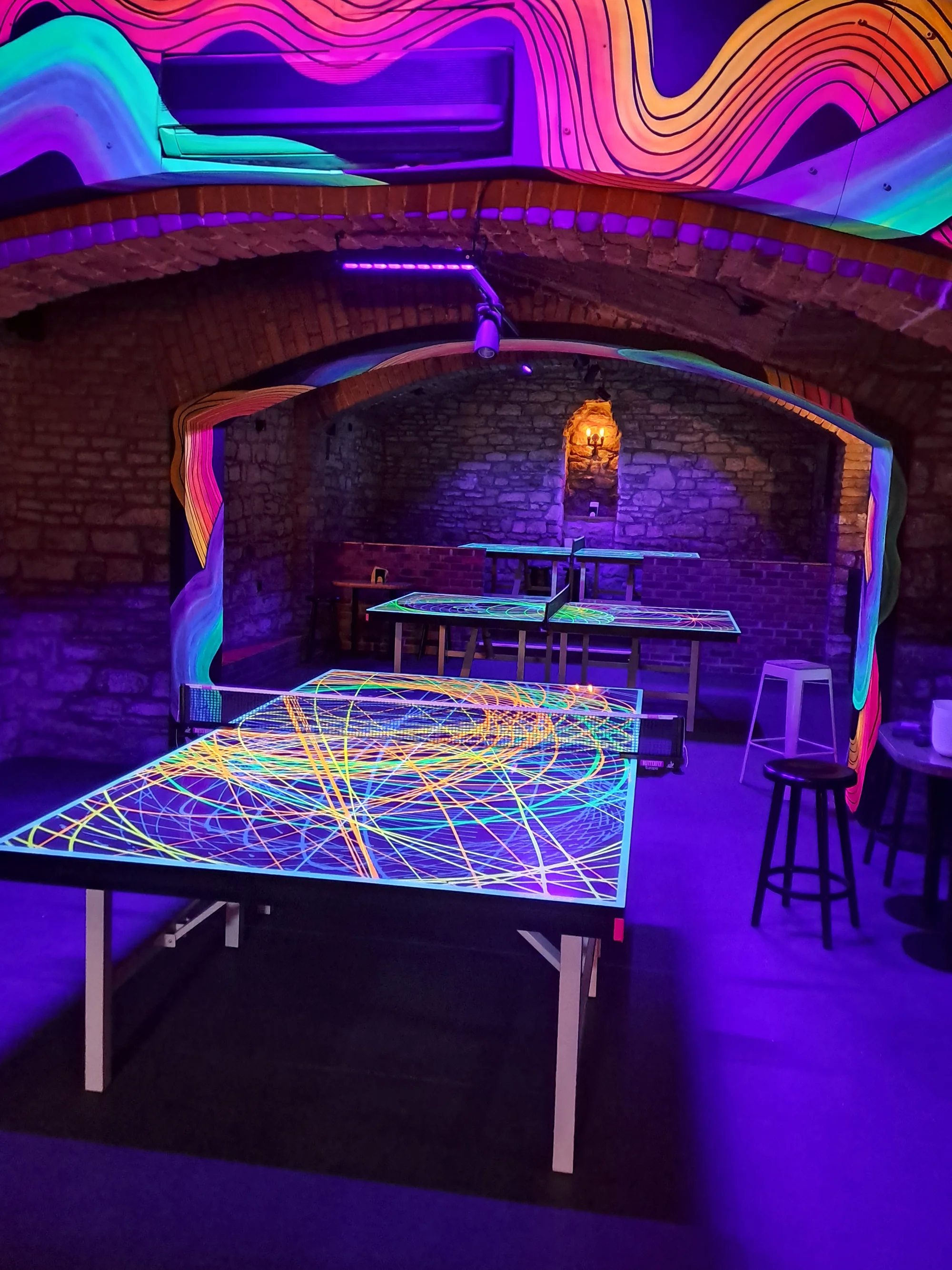 Ping-pong s UV barvami či shuffleboard včetně drinků až pro 6 hráčů
