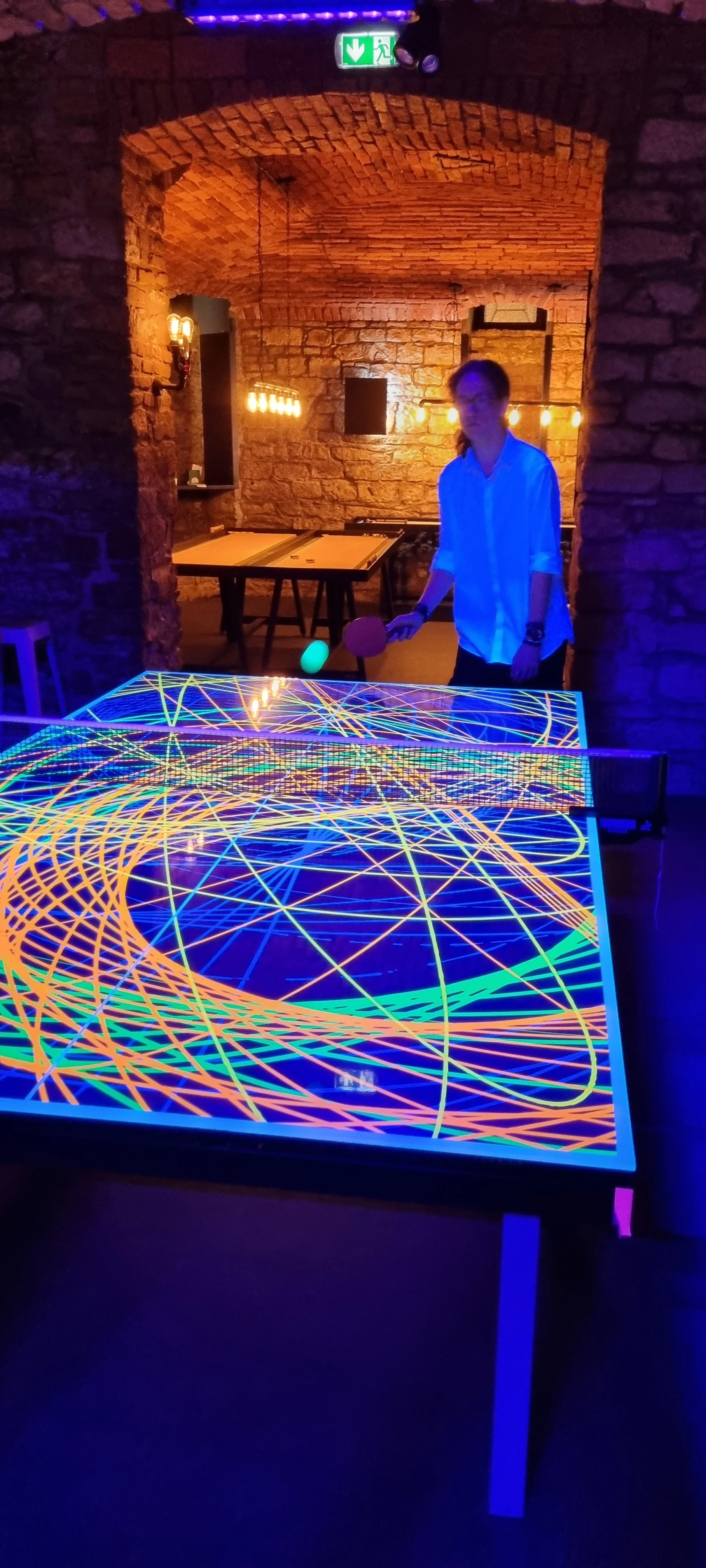 Ping-pong s UV barvami či shuffleboard včetně drinků až pro 6 hráčů