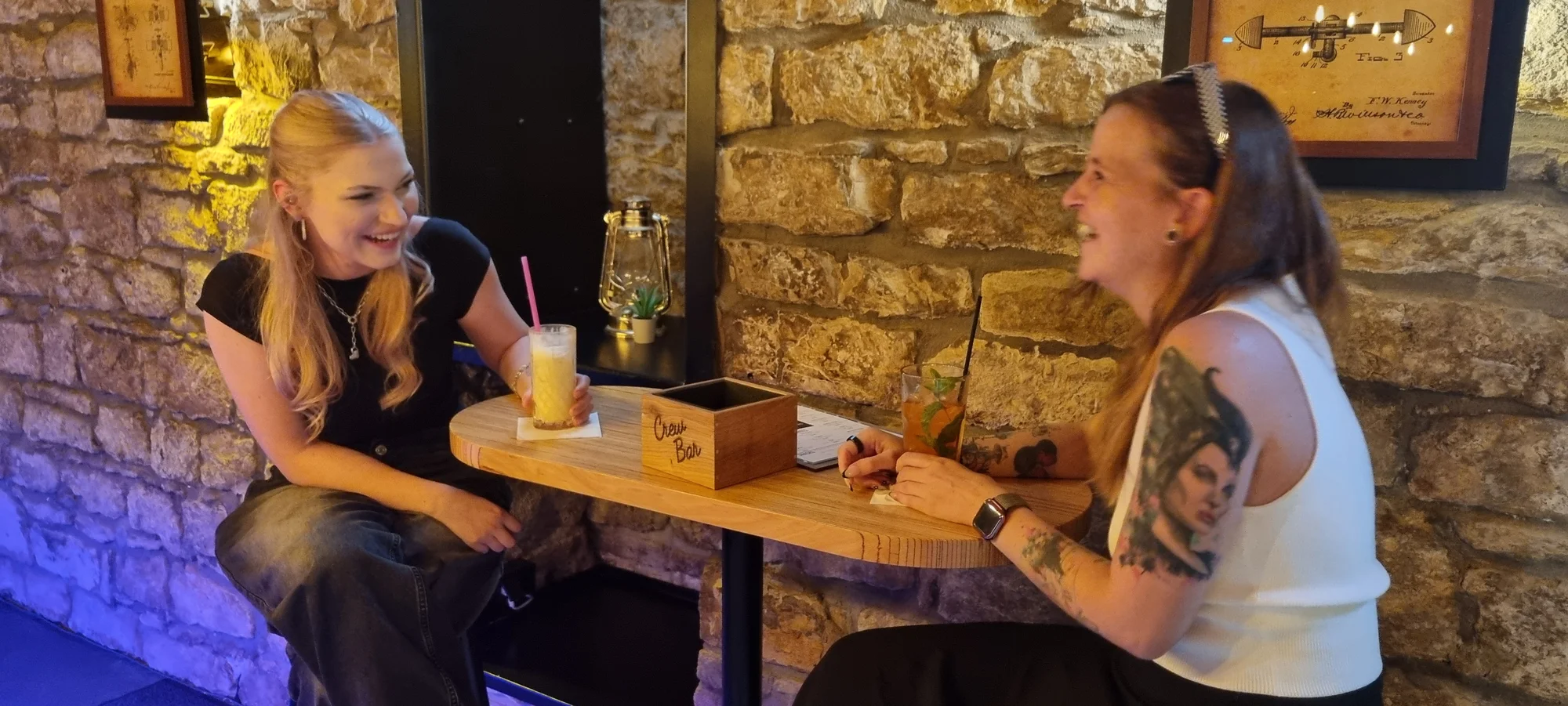 Ping-pong s UV barvami či shuffleboard včetně drinků až pro 6 hráčů